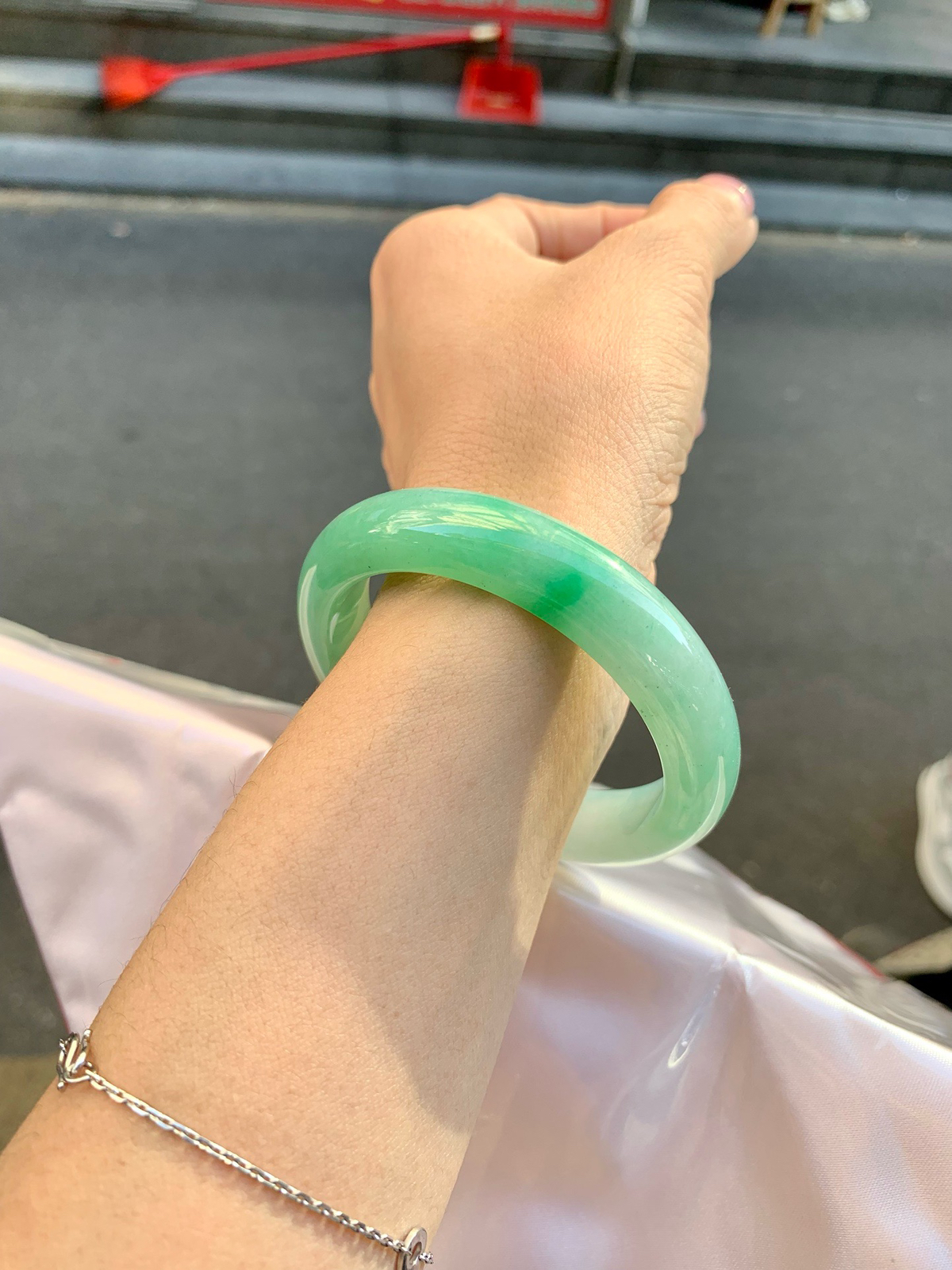 果绿正圈
52.8-7.9-12.1
1215-02X69
打灯细纹，不影响，底妆水润细腻，满圈果绿底色清爽 甜美，底妆有点矿点