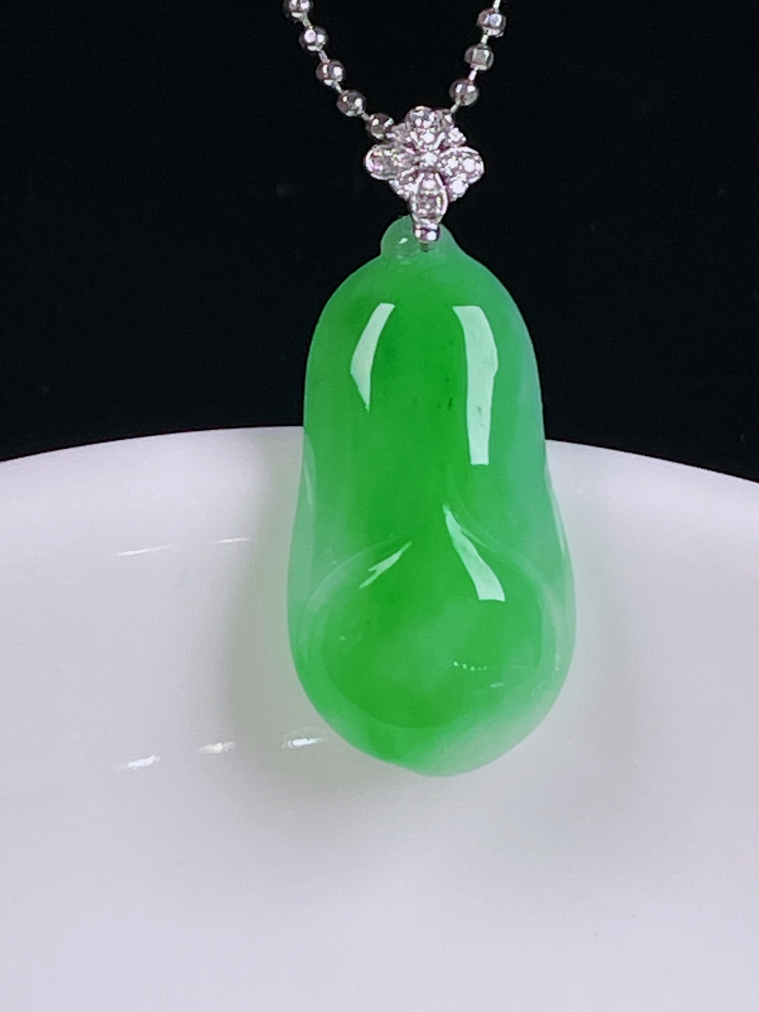 ️阳绿玉兰花，老种起光，细底通透，尺寸：27/12/5mm0611