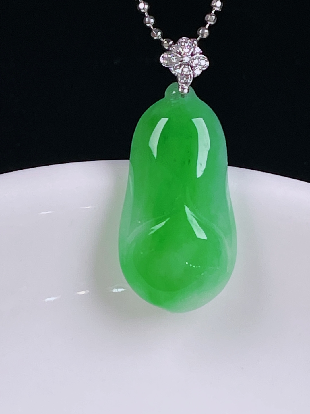 ️阳绿玉兰花，老种起光，细底通透，尺寸：27/12/5mm0611
