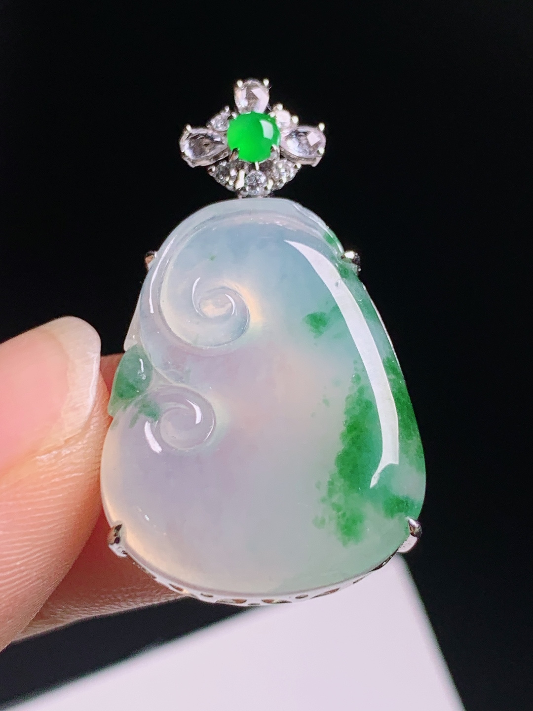 冰种飘花如意吊坠，阳绿蛋面搭配满钻花扣，冰透起胶自带灵气 裸石24.5-18.7-3.5 整体33 