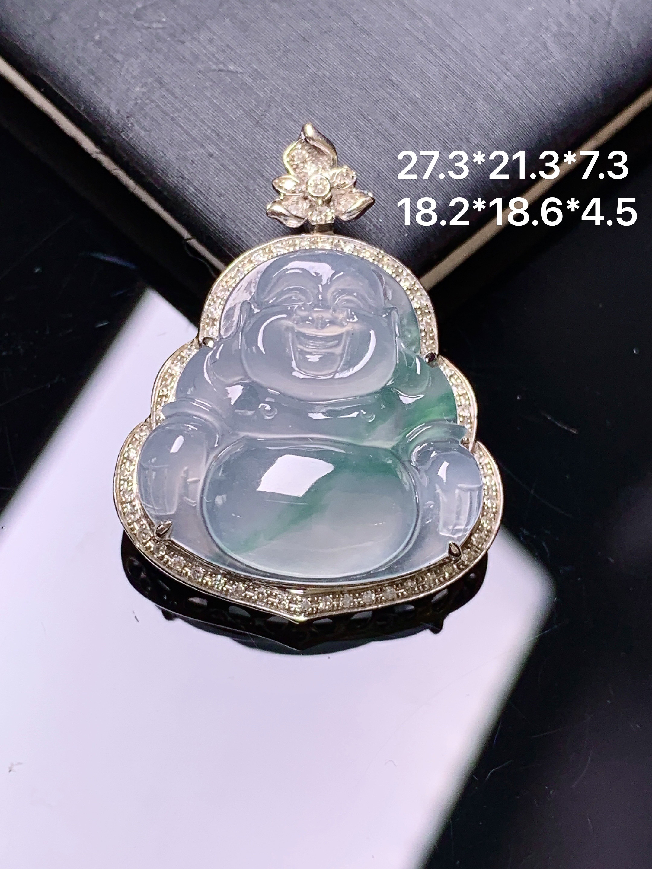 18金钻镶嵌冰种飘绿佛公吊坠 玉质细腻 色泽艳丽清新 整体尺寸27.3*21.3*7.3  s2