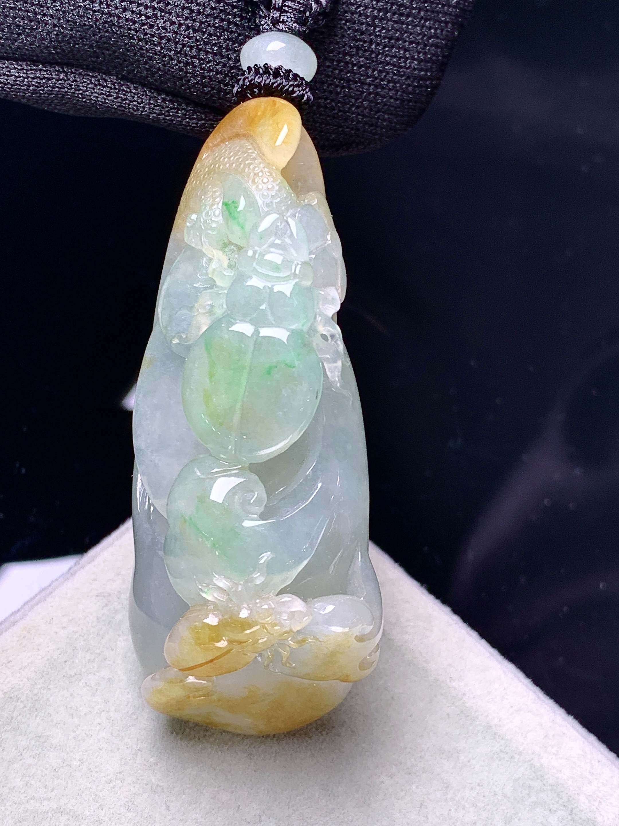 飘黄绿花件吊坠 玉质细腻 色泽艳丽清新 整体尺寸52.8*22.6*16.6 L1