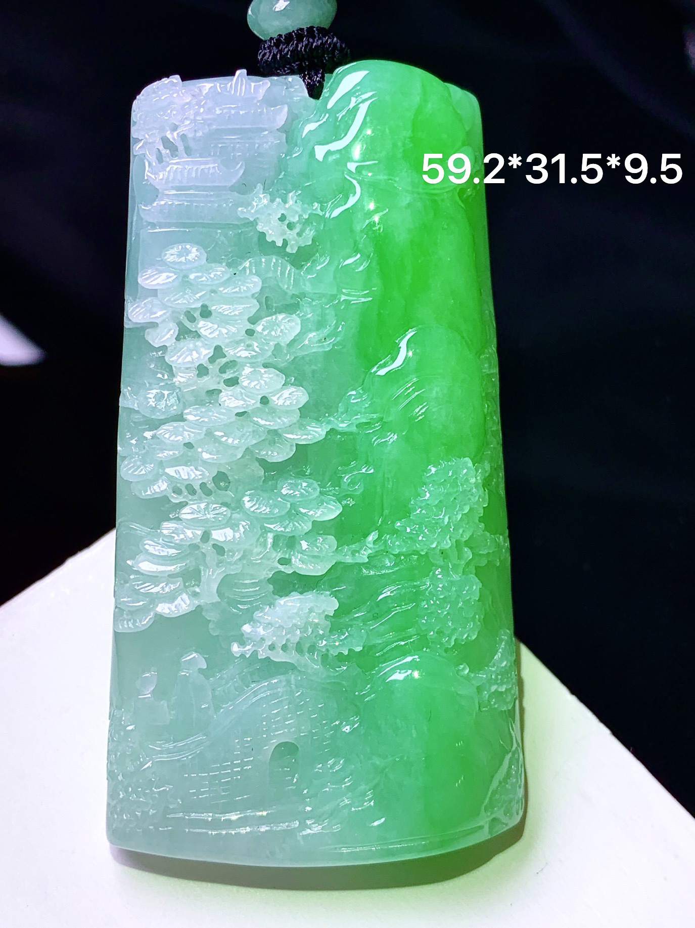 飘阳绿山水牌子吊坠 玉质细腻 色泽艳丽清新 整体尺寸59.2*31.5*9.5 w1