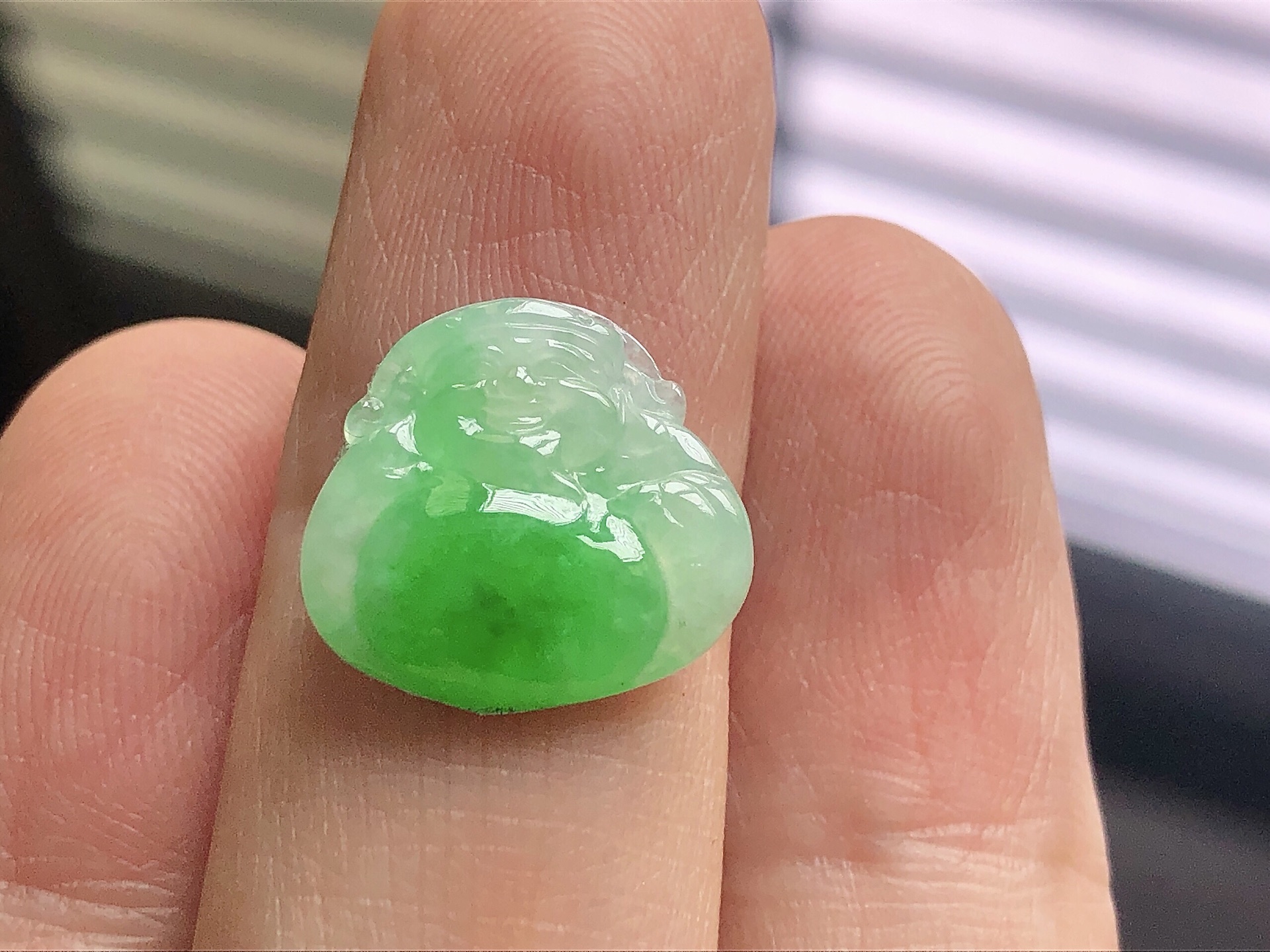 ️ 冰种阳绿财神， 色泽艳阳，通透水润，玉质细腻，夺目迷人，雕工精湛，面相慈祥大气，品相，无裂，尺