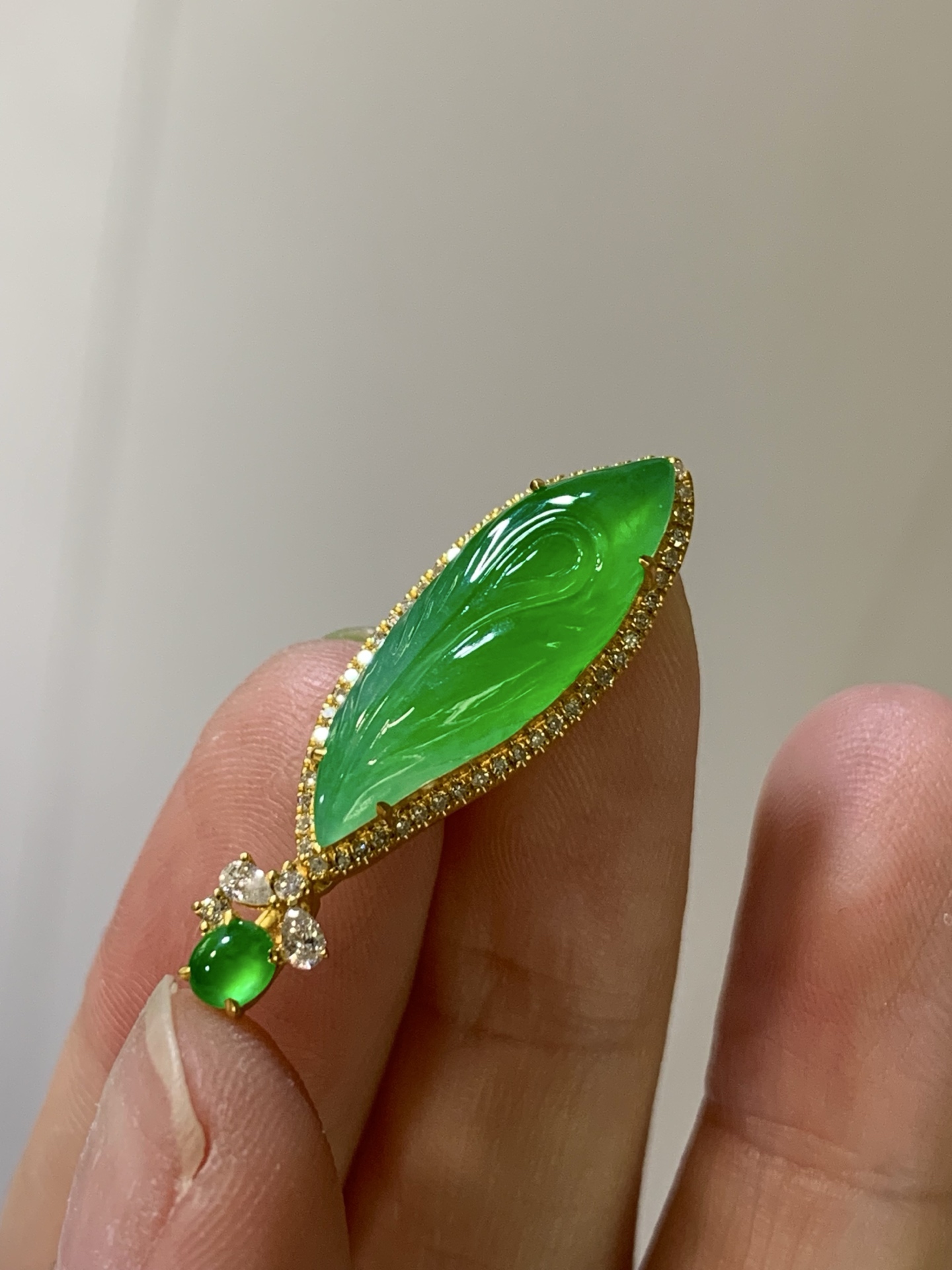 【18k金镶嵌羽毛吊坠】种老细腻，色阳浓郁起胶尺寸：成品：29*8.8*5.9，裸石：20.9*6.8*3.4,c8611