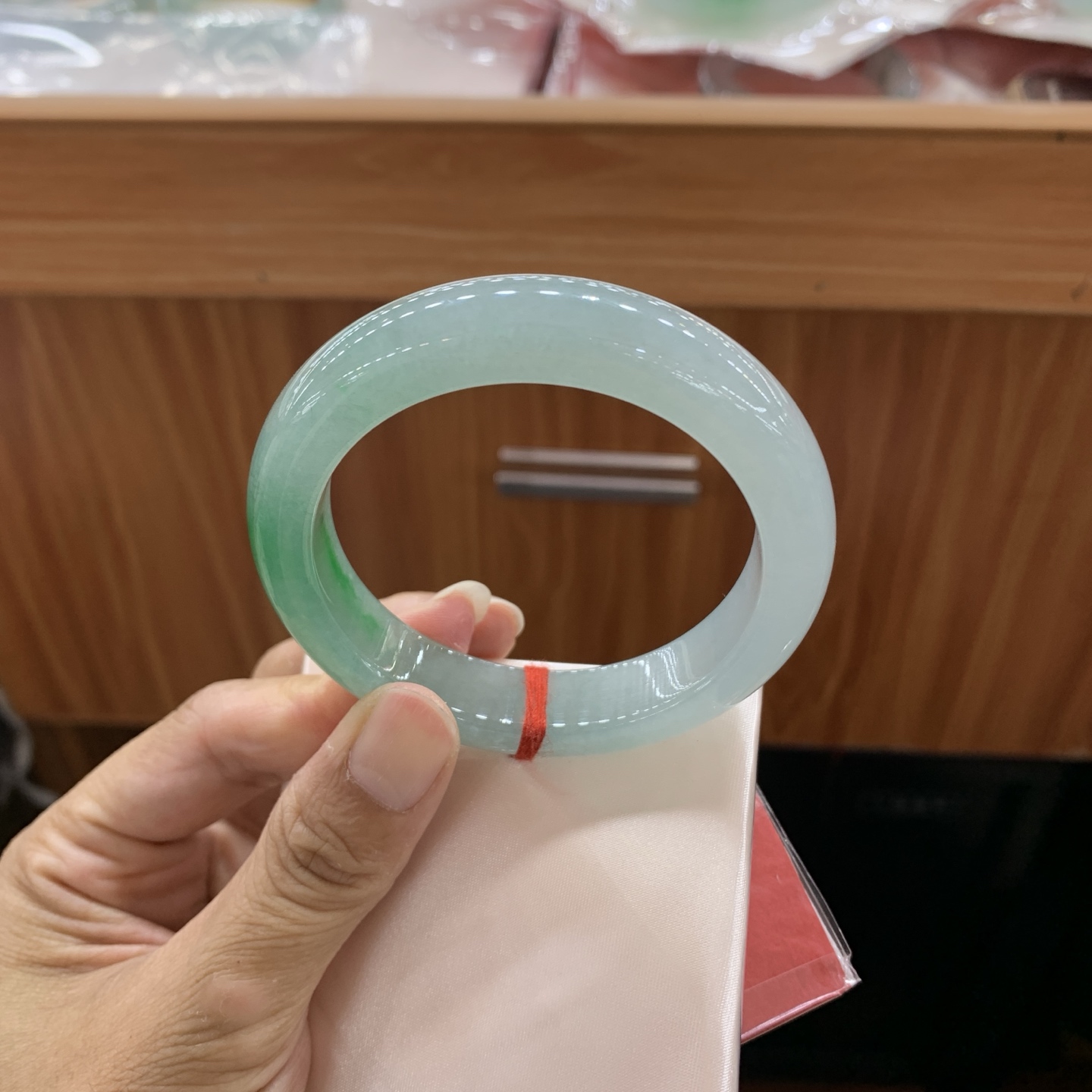 060932WJ 飘绿正圈翡翠手镯 54.3-12.8-9.2