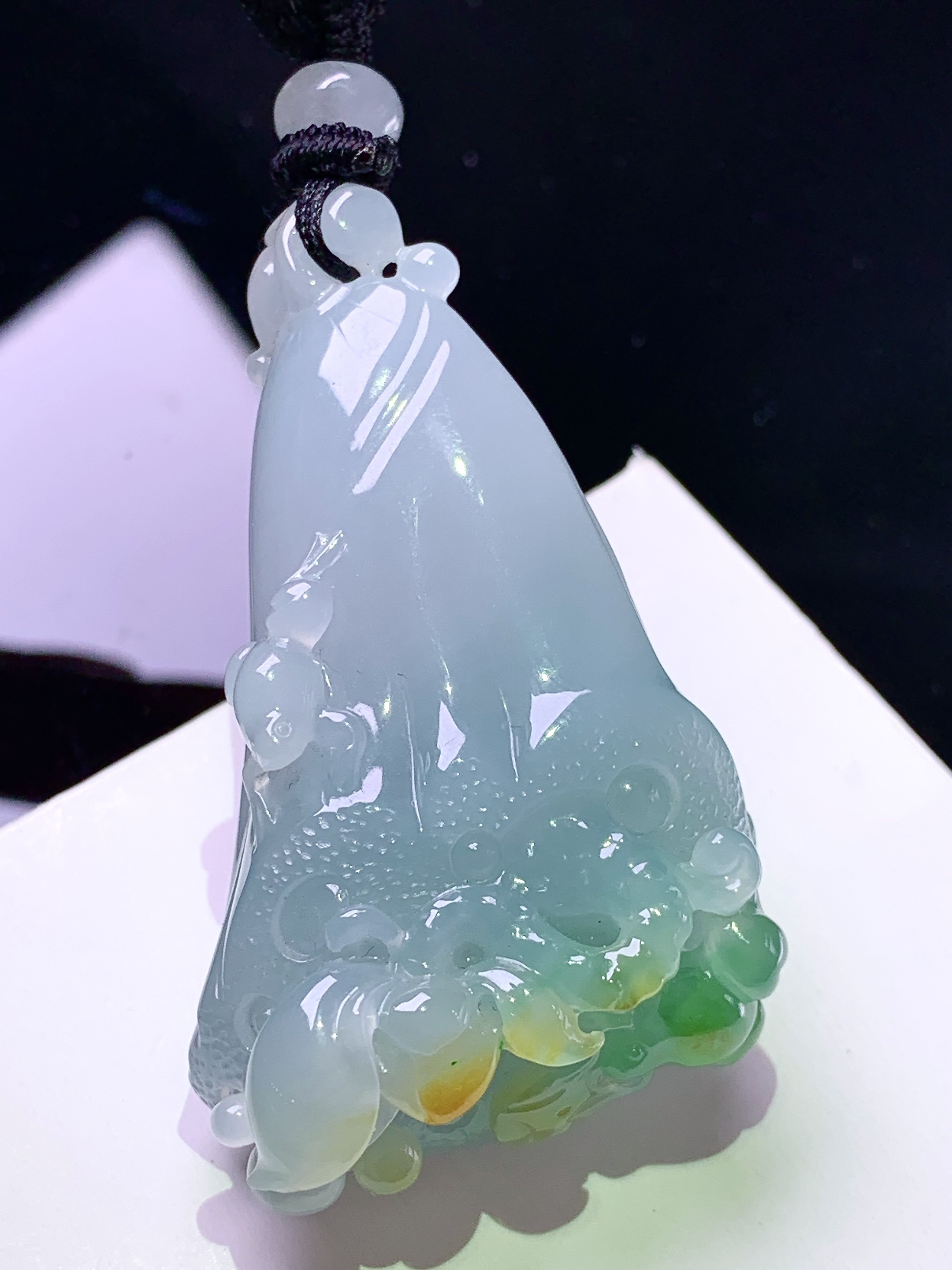 飘黄绿翡花件吊坠 玉质细腻 色泽艳丽清新 整体尺寸51.5*30.5*18.6 w1