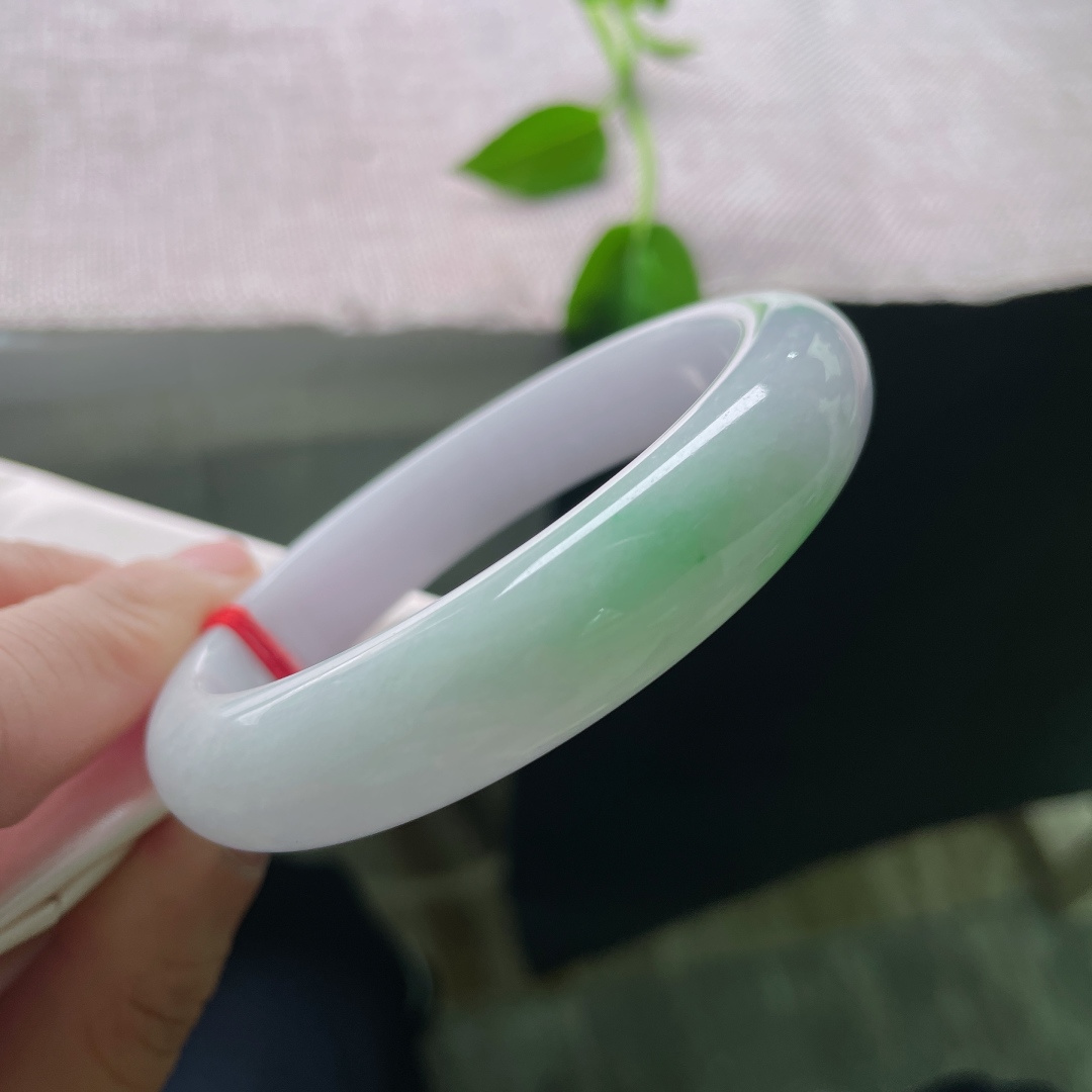 58.6/13.1/8.1，紫底正圈，肉质细腻干净，一抹飘绿点缀，俏丽多姿，有纹，ss53825a