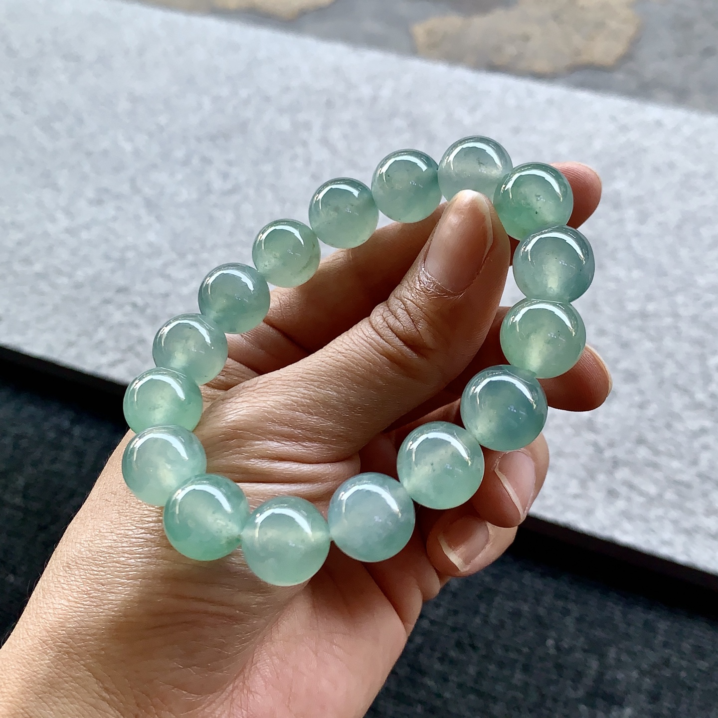 冰绿珠串，玉质水润细腻 尺寸13 共16颗