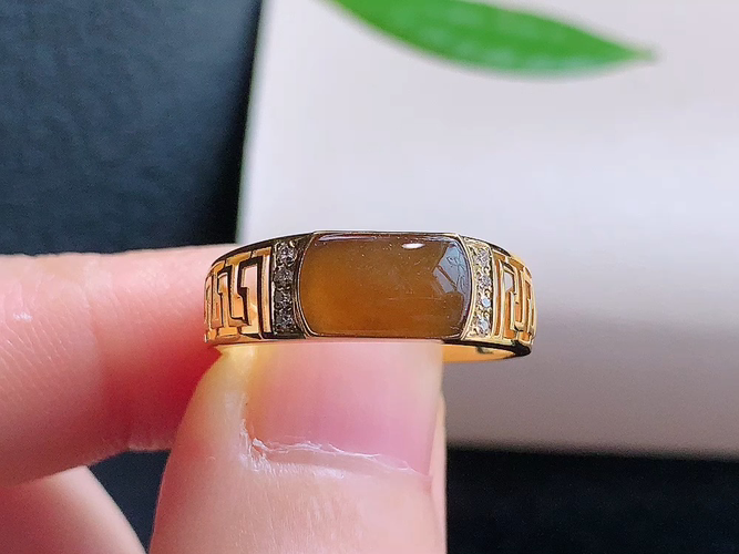 ️ 18K金伴钻马鞍戒指，无裂，尺寸9.1-5.8-1.0mm，圈口14，包A附证书