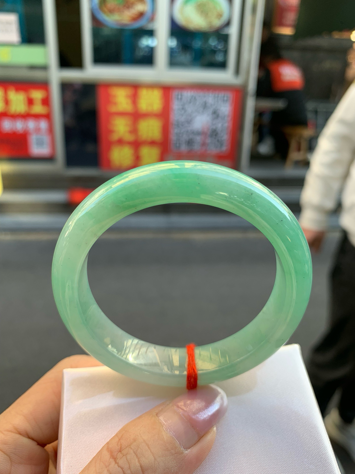 果绿正圈
52.8-7.9-12.1
1215-02X69
打灯细纹，不影响，底妆水润细腻，满圈果绿底色清爽 甜美，底妆有点矿点
