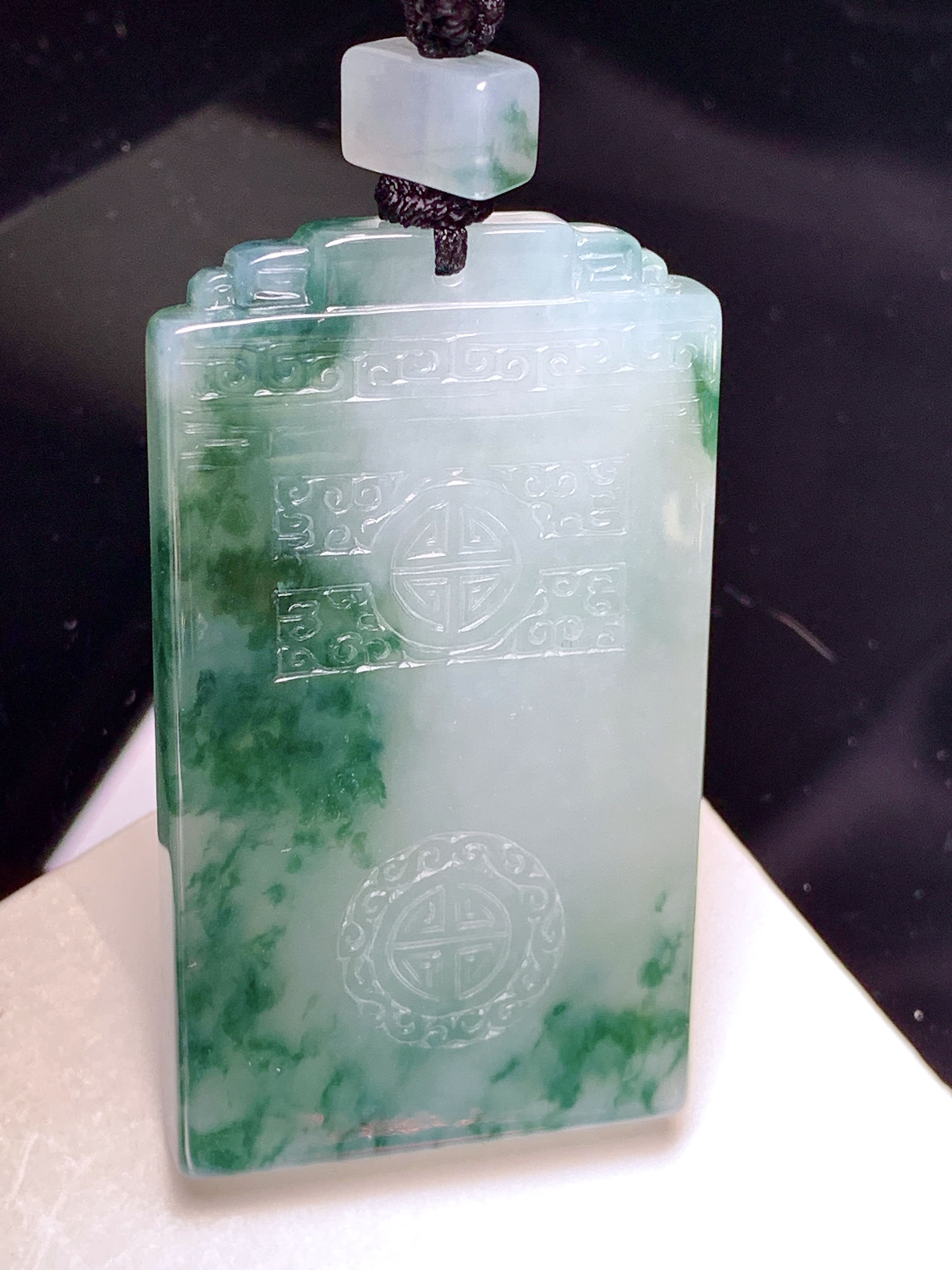 飘绿无事牌吊坠 玉质细腻 色泽艳丽清新 整体尺寸59.6*35.7*11 L1