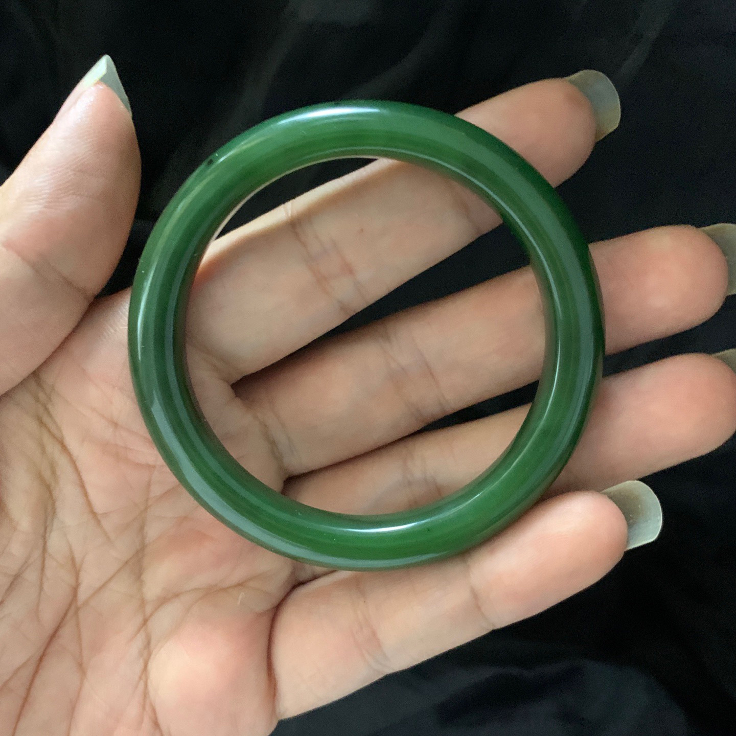 和田玉碧玉52圈口碧玉菠菜绿手镯，镯型古朴典雅。在诗情画意的雨巷相遇，你是我腕间的一抹风情，有你眸有深情.清风荡漾湖间静水，我愿俯身低眉，在烟波涟漪处寻