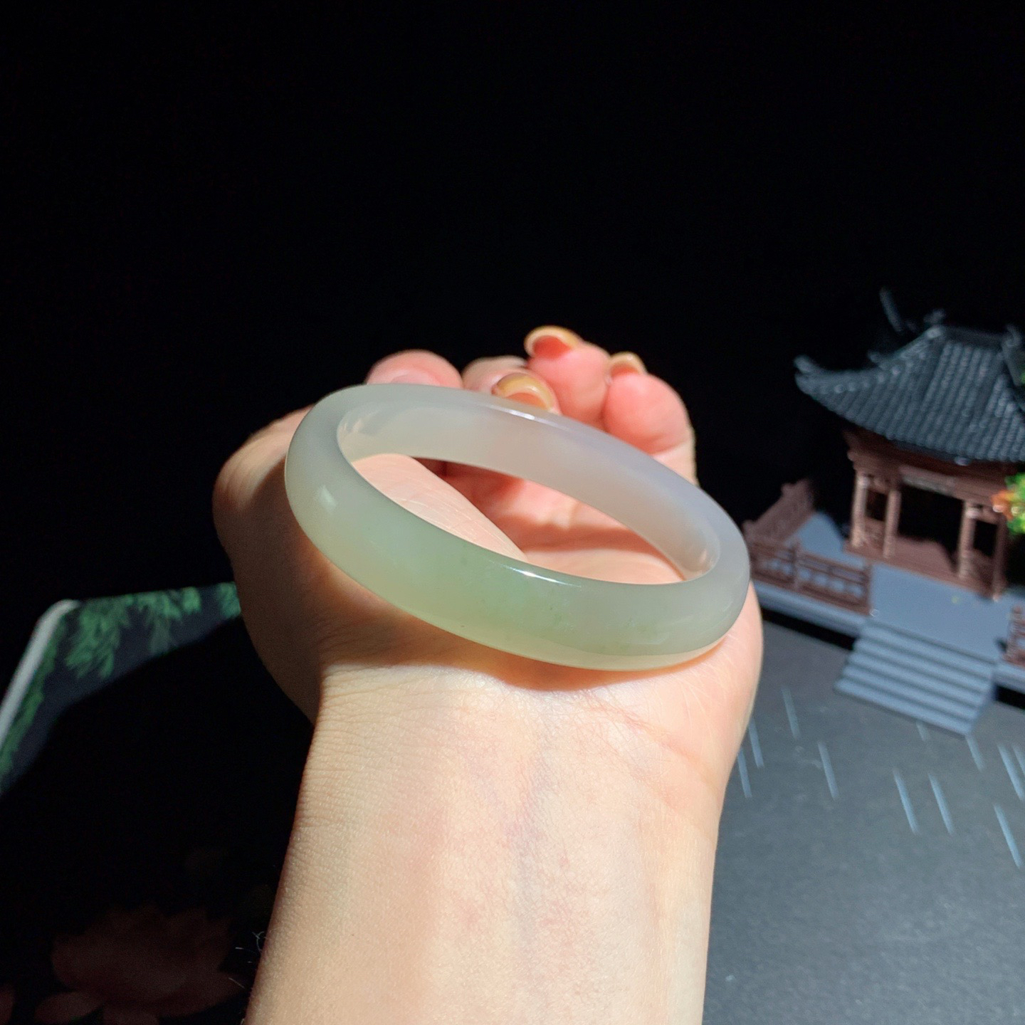 和田玉53圈口翠青手镯！玉质细腻油润 底色纯净 无裂无黑 脂粉好，品质高。