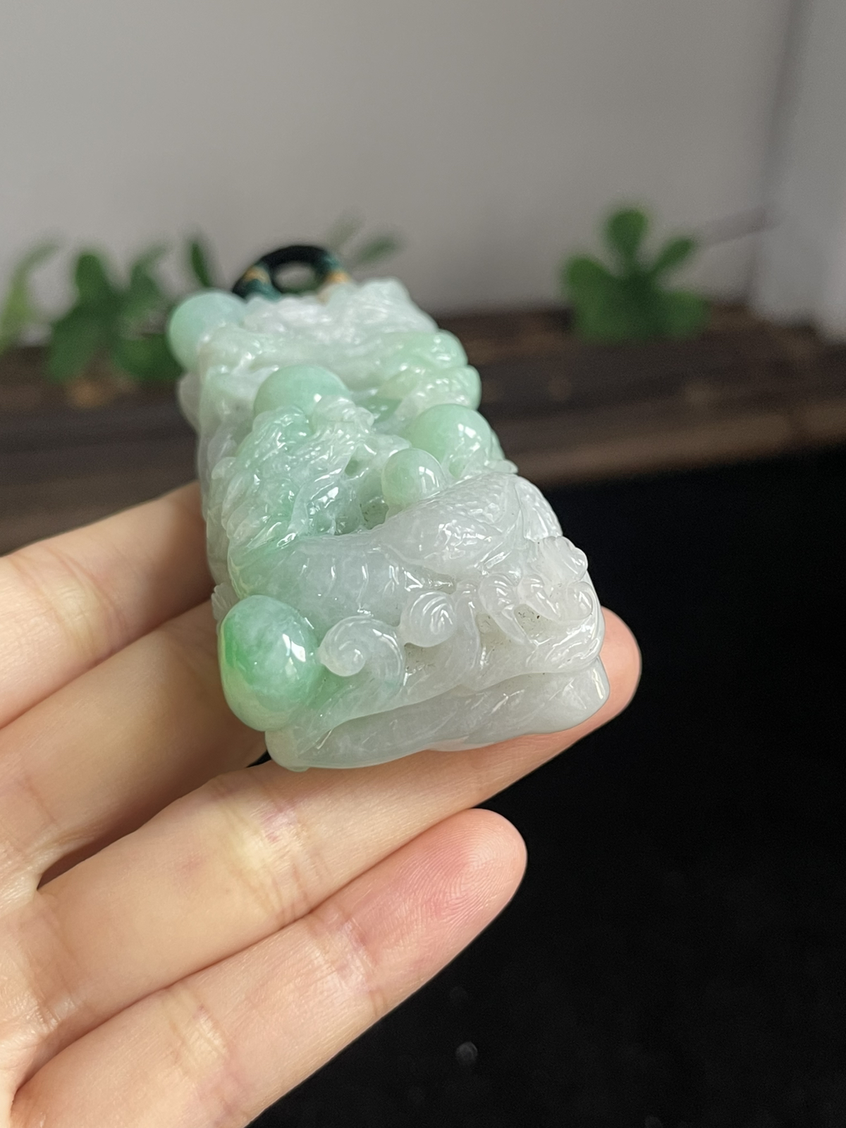 翡翠糯化种飘绿吊坠