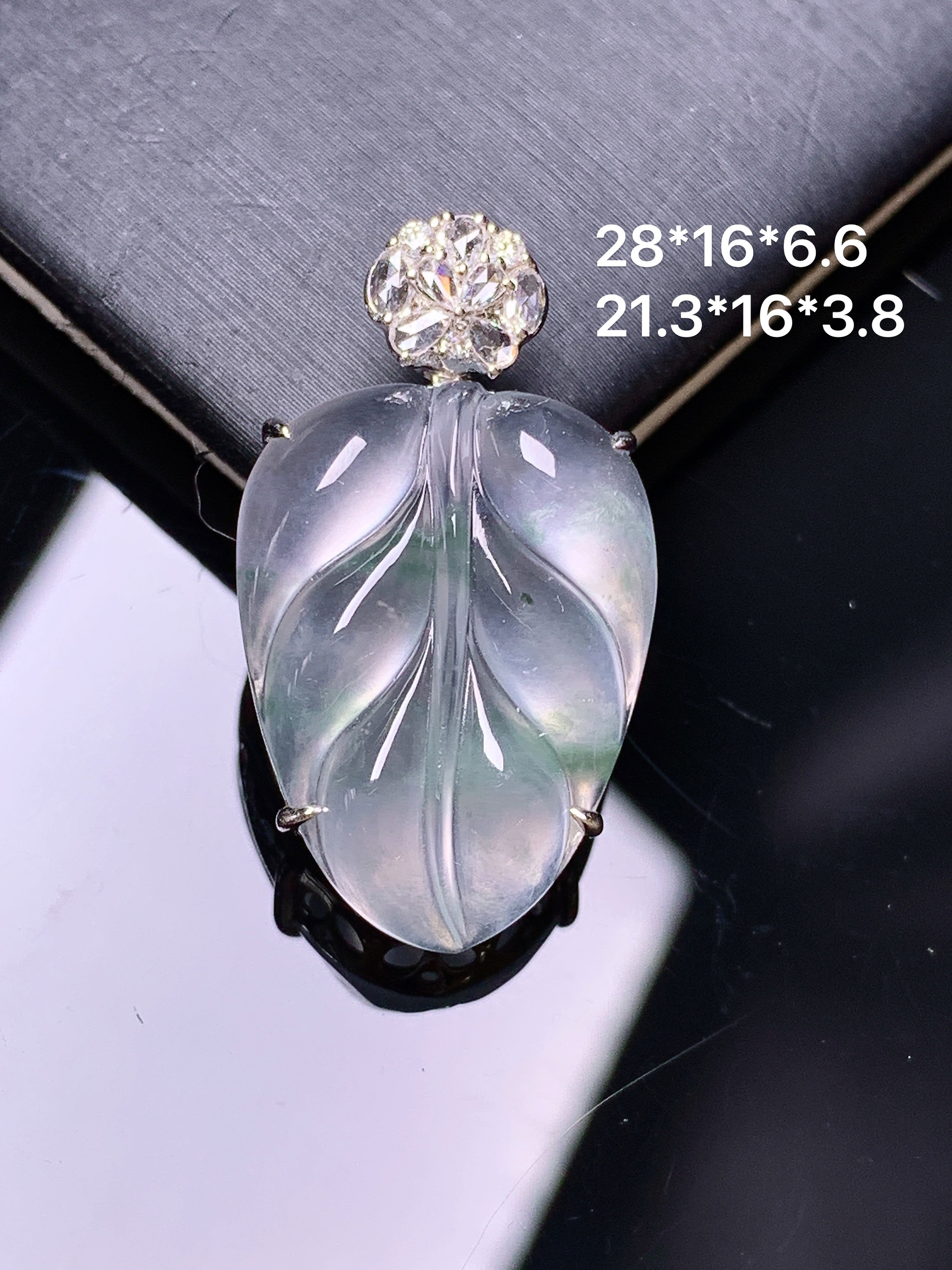 18金钻镶嵌冰种树叶吊坠 玉质细腻 色泽艳丽清新 整体尺寸28*16*6.6 c1