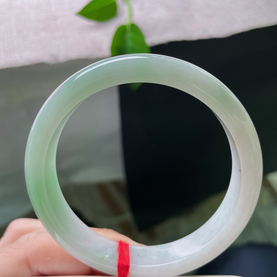 57.8/12.2/7.4绿底正圈，水润细腻，优雅大方，渐变之色，贵气，有纹，ss52235a