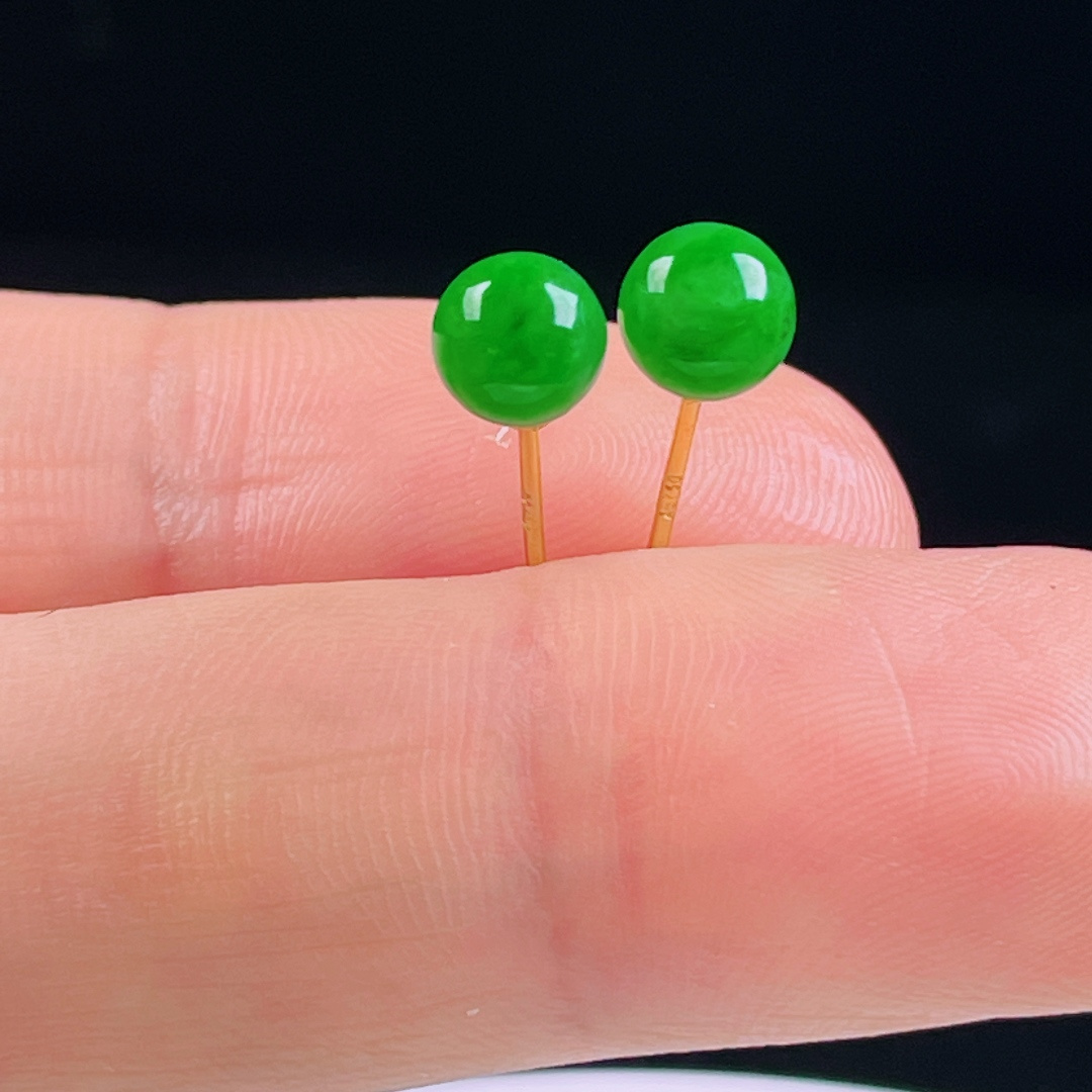 ️阳绿耳钉，老种起光，细底通透，尺寸：裸石6mm0611
