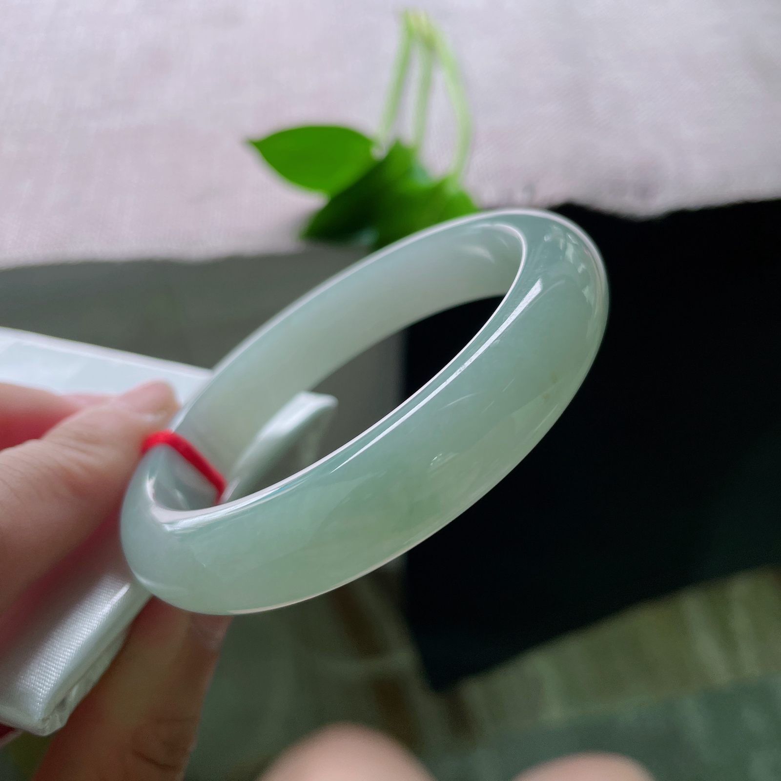 54.4/12/7.7，蓝底，水润，细腻，优雅，甜美，一点皮纹，ss54611a..