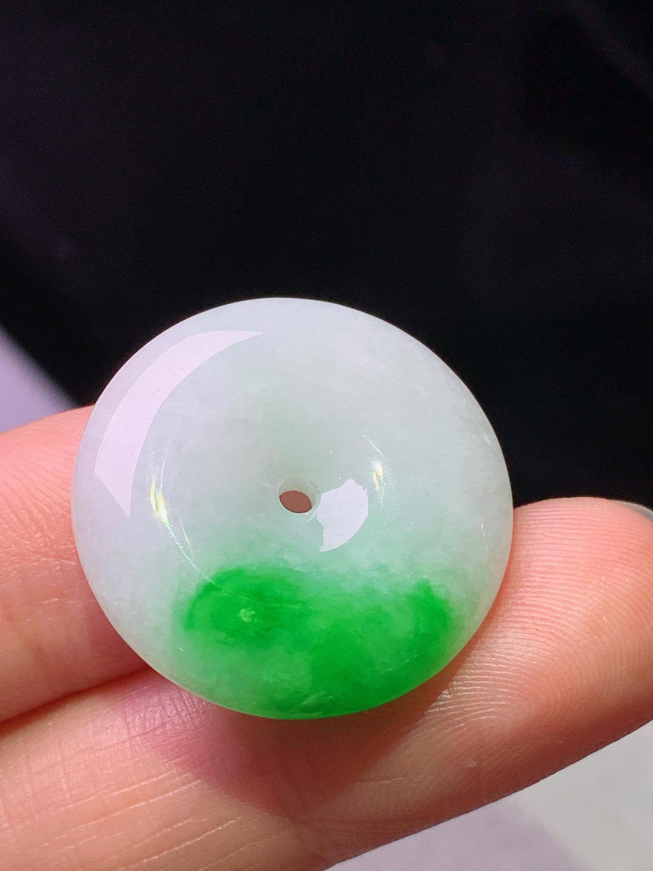 飘绿平安扣吊坠 玉质细腻 色泽艳丽清新 整体尺寸22.8*5.8 w1