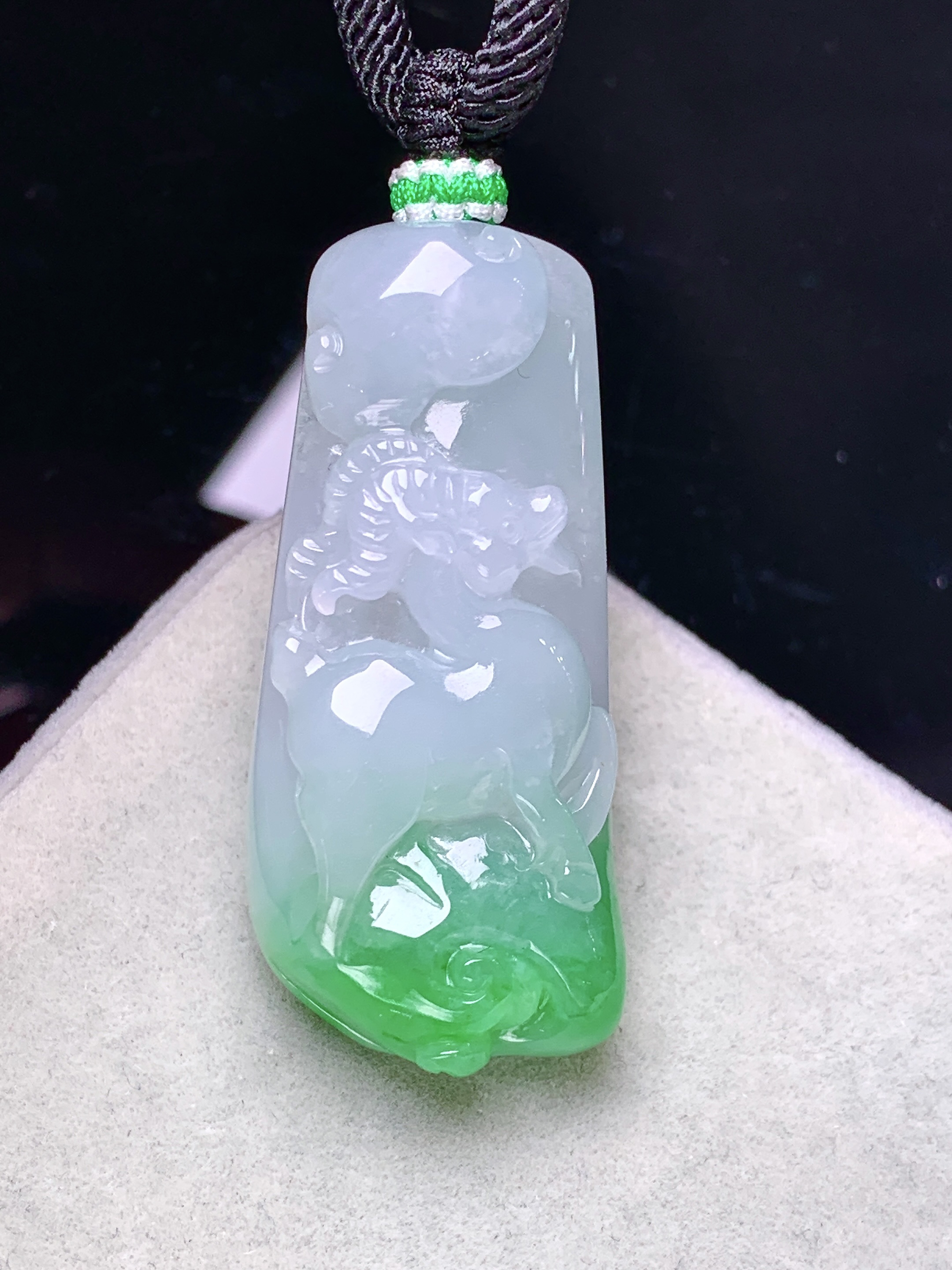 飘绿生肖羊吊坠 玉质细腻 色泽艳丽清新 整体尺寸40*18*9 a2