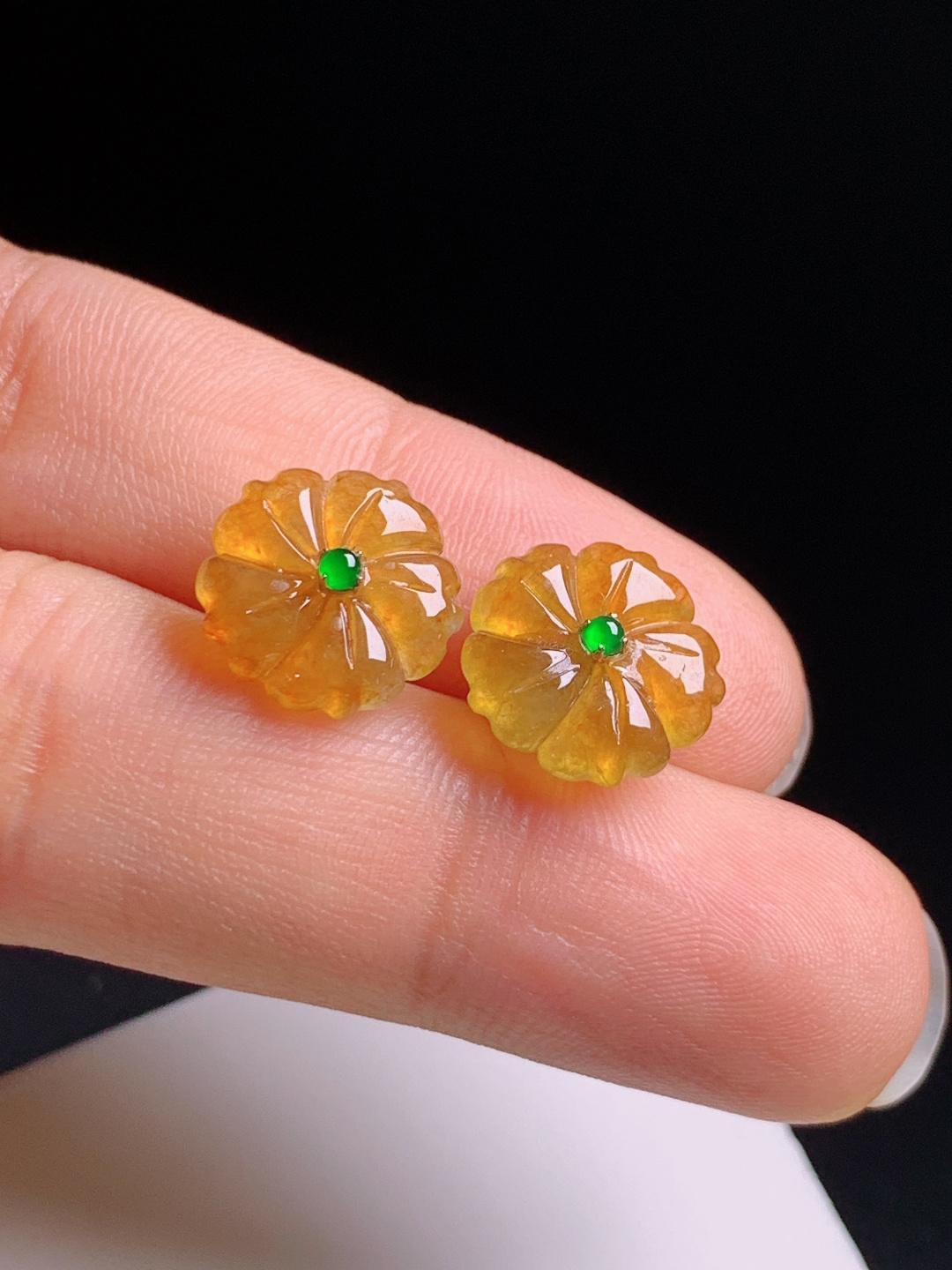 冰黄翡花朵耳钉，色匀花型娇俏灵动，配阳绿蛋面撞色出彩