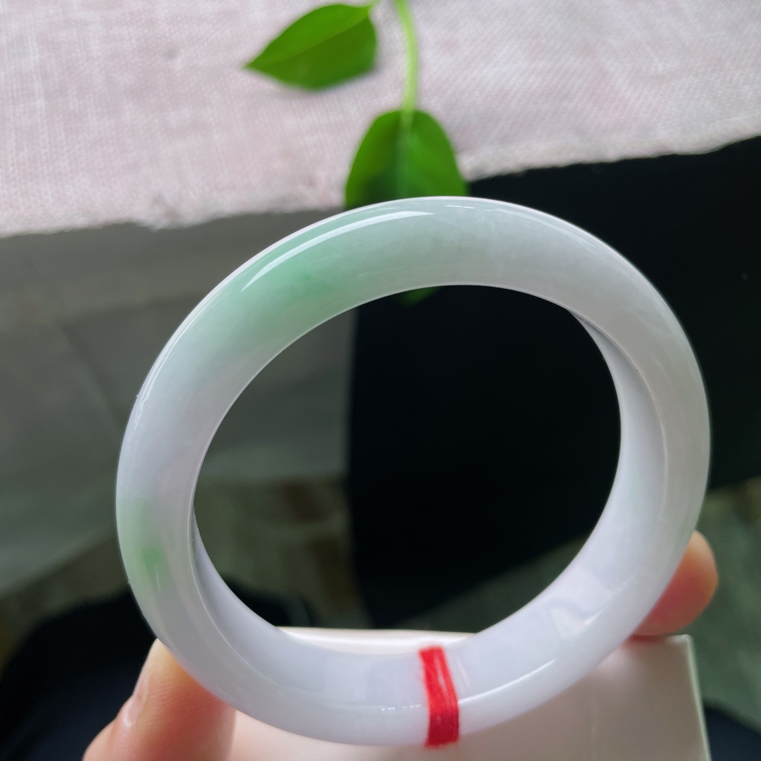 58.6/13.1/8.1，紫底正圈，肉质细腻干净，一抹飘绿点缀，俏丽多姿，有纹，ss53825a