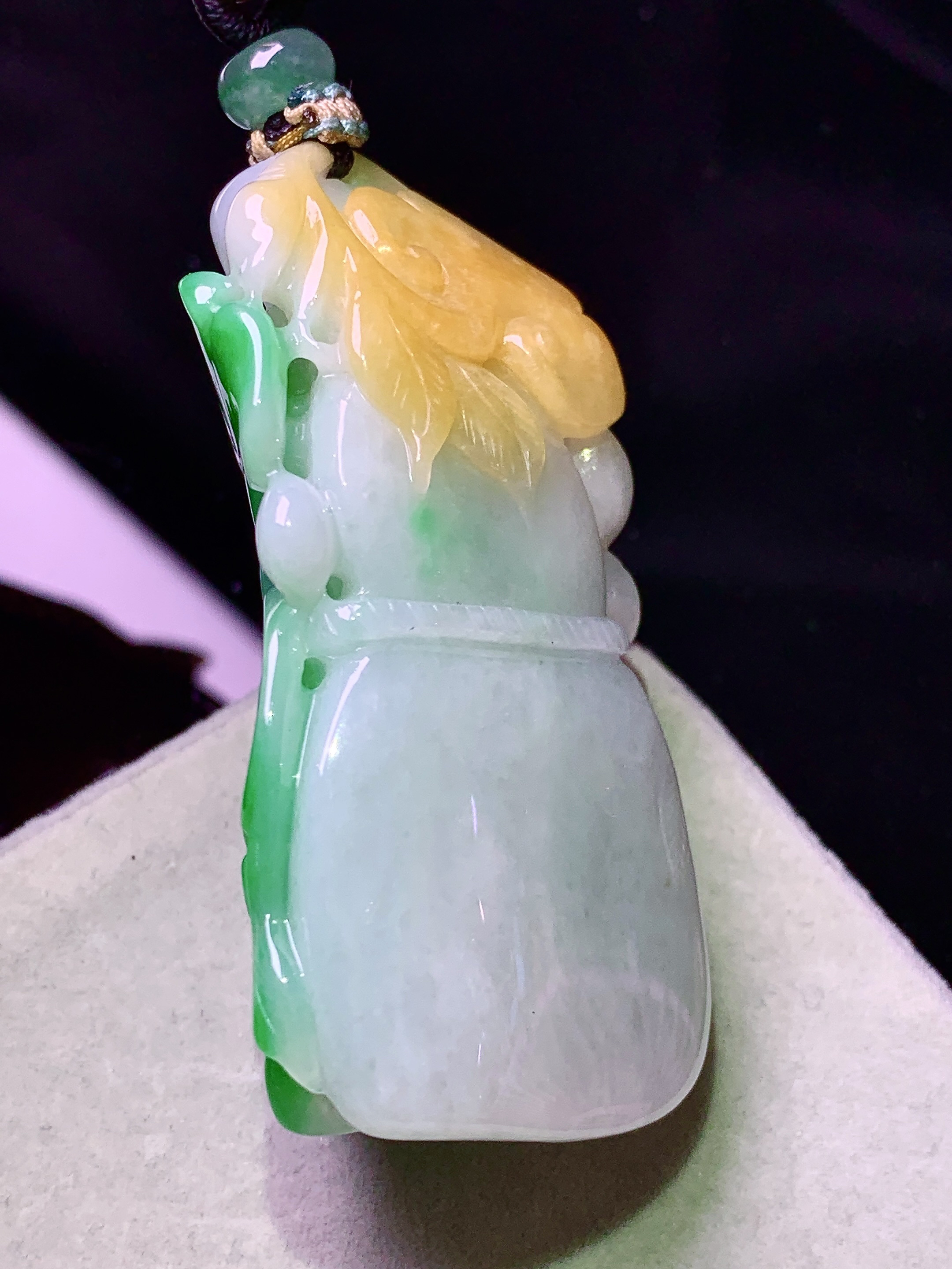 飘黄绿翡如意吊坠 玉质细腻 色泽艳丽清新 整体尺寸55.2*30*18.8 w1