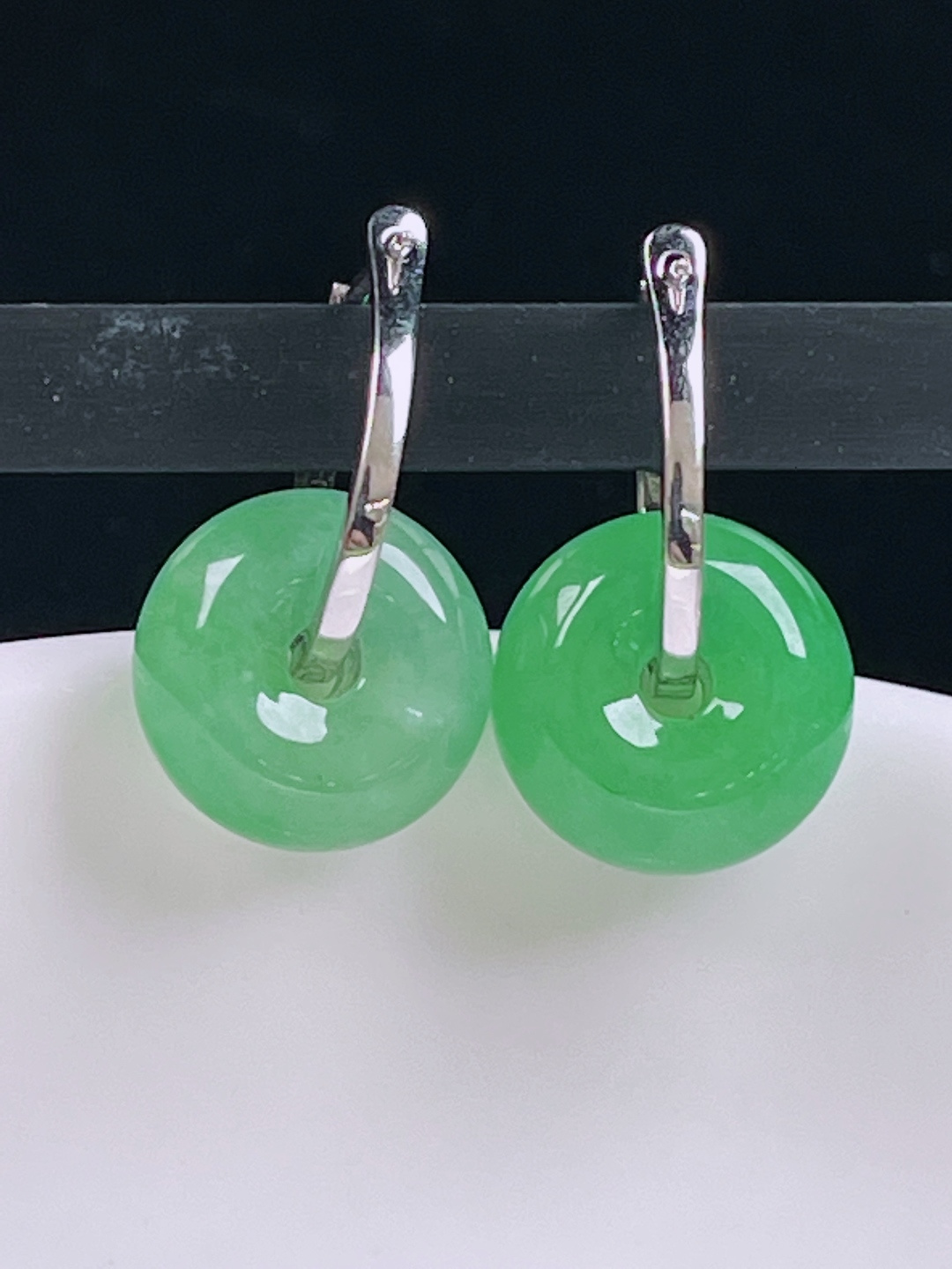 ️阳绿耳坠，老种起光，细底通透，尺寸：裸石11.5/5.4mm0612