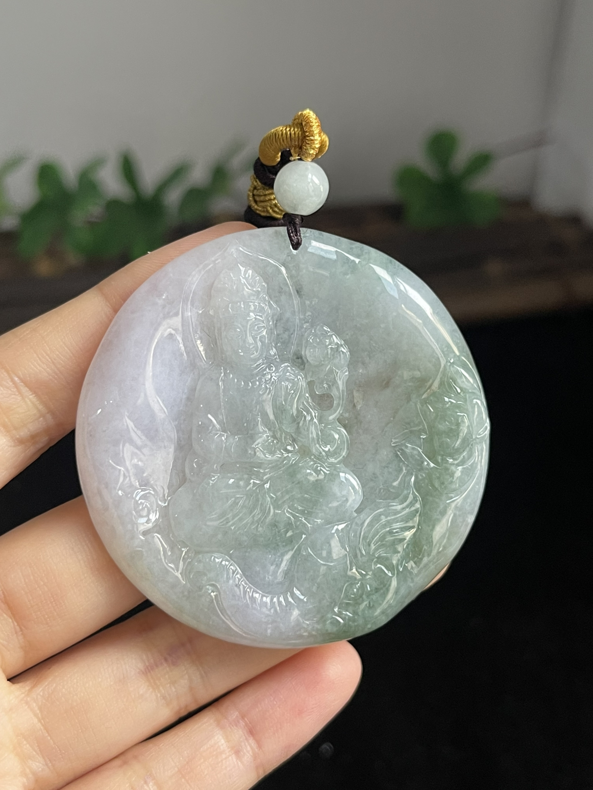 翡翠糯化种观音吊坠，配珠未测