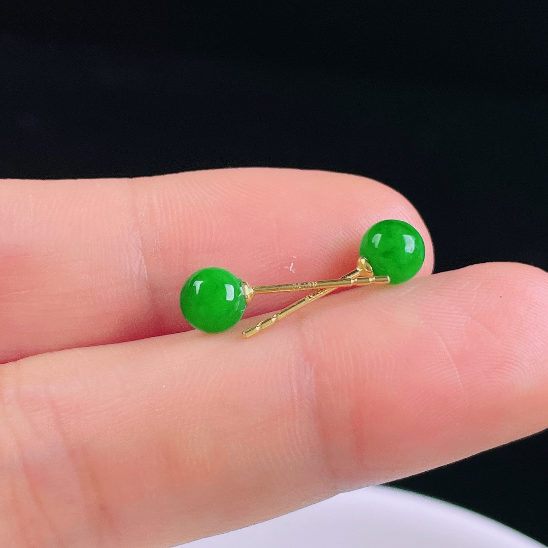 ️阳绿耳钉，老种起光，细底通透，尺寸：裸石6mm0611