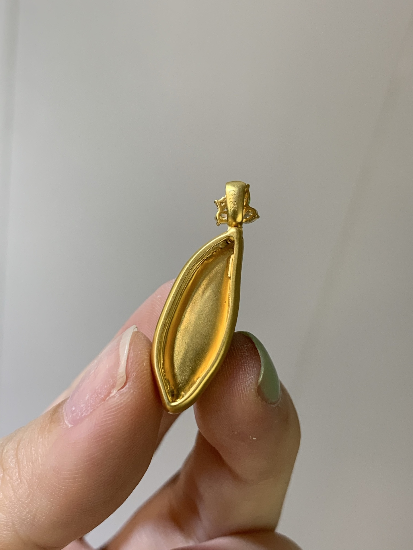 【18k金镶嵌羽毛吊坠】种老细腻，色阳浓郁起胶尺寸：成品：29*8.8*5.9，裸石：20.9*6.8*3.4,c8611