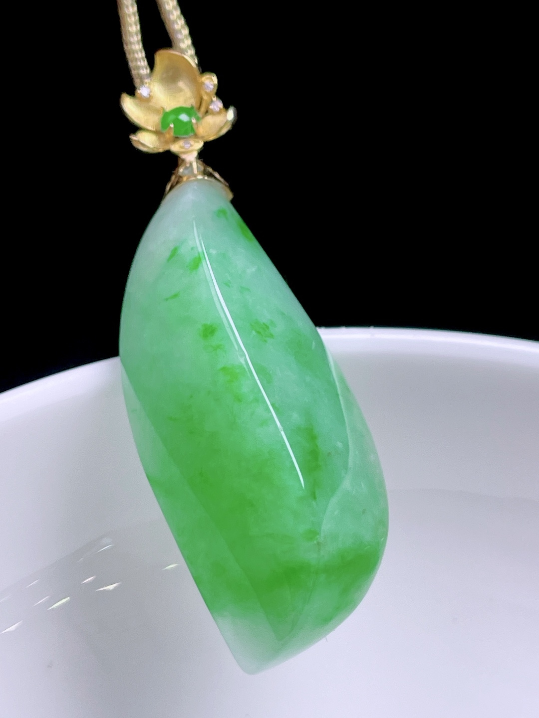 冰阳绿随形 色泽浓郁，种老水润，18k金镶嵌 整体：40.5 裸石：31.3/14.4/9.6