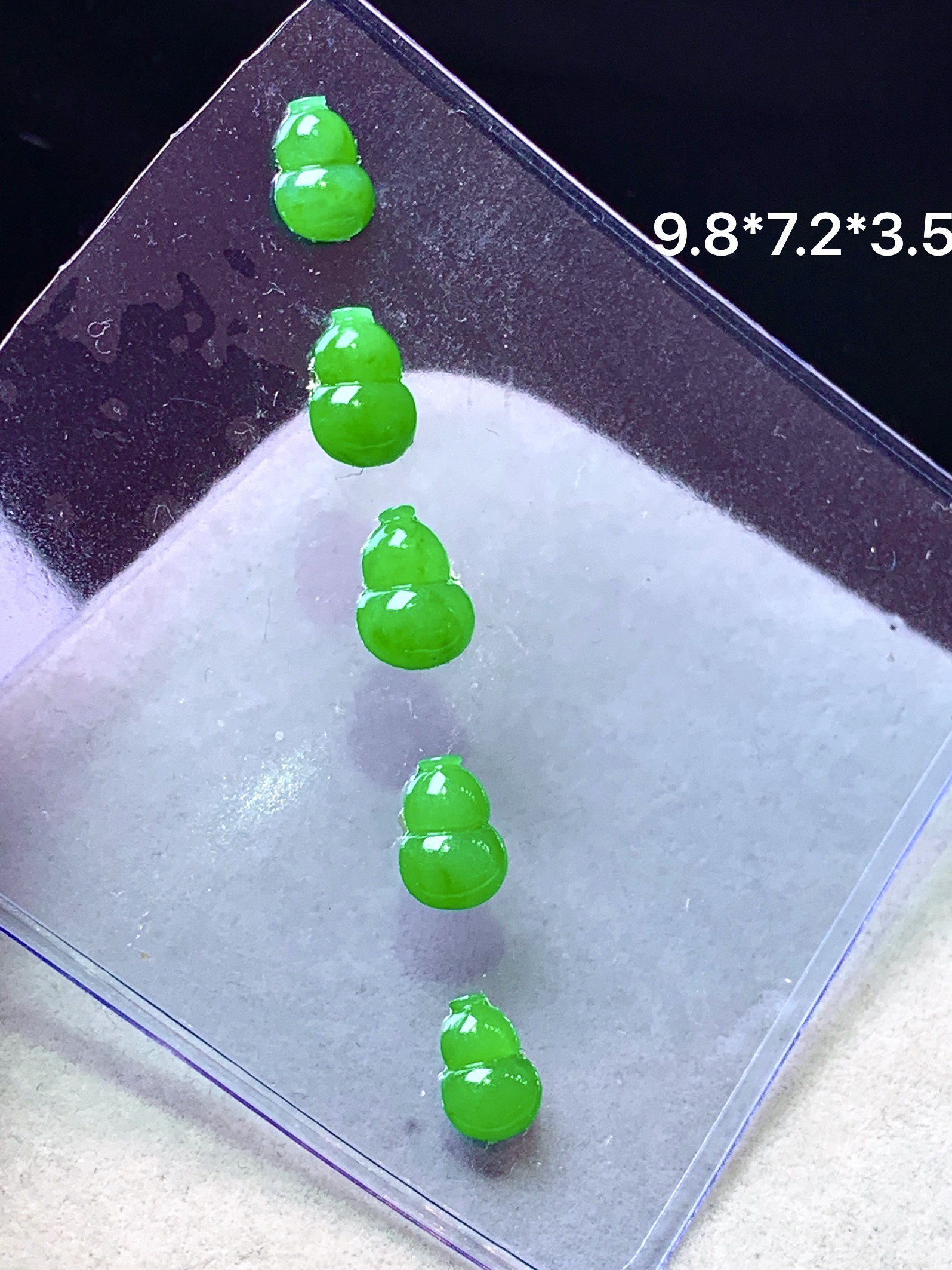 镶嵌款 满绿葫芦一手 吊坠 玉质细腻 色泽艳丽清新 整体尺寸9.8*7.2*3.5 a4