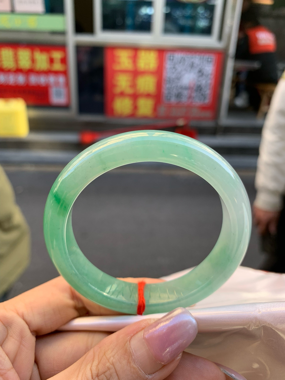 果绿正圈
52.8-7.9-12.1
1215-02X69
打灯细纹，不影响，底妆水润细腻，满圈果绿底色清爽 甜美，底妆有点矿点