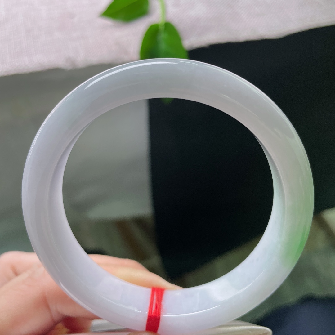 58.6/13.1/8.1，紫底正圈，肉质细腻干净，一抹飘绿点缀，俏丽多姿，有纹，ss53825a