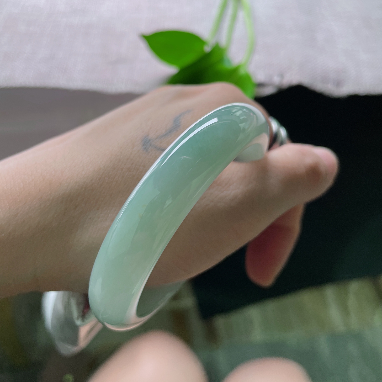 54.4/12/7.7，蓝底，水润，细腻，优雅，甜美，一点皮纹，ss54611a..