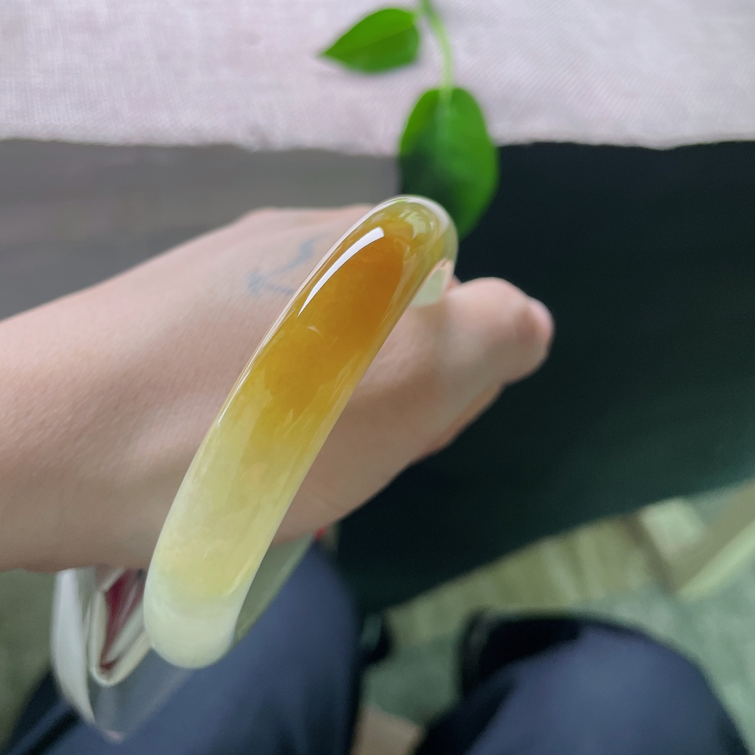 黄翡正圈，冰润细腻，大圈口，黄翡在手，富贵常有，把财气和运气都戴在身上。无裂，ss54616a