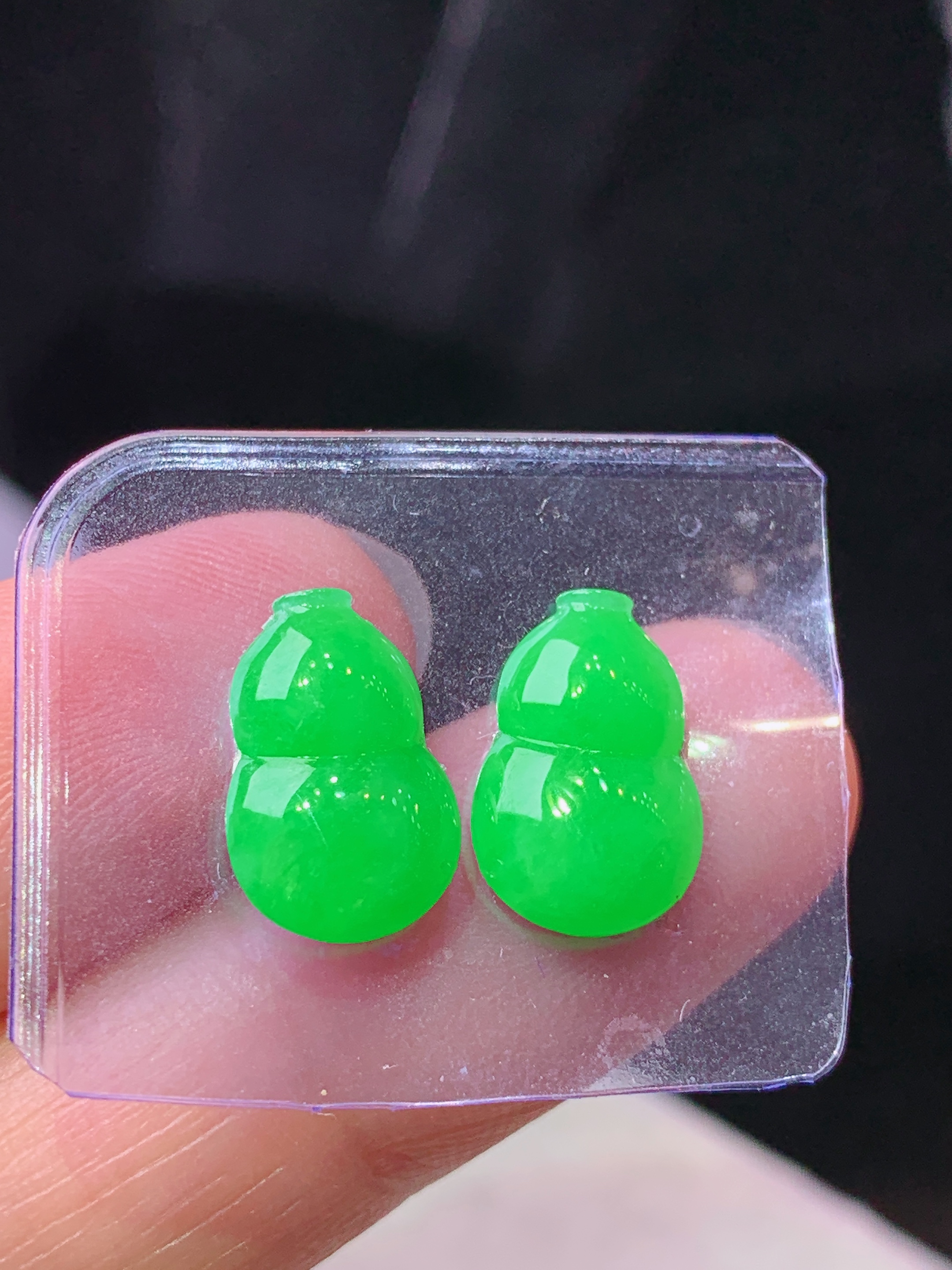 镶嵌款 阳绿葫芦吊坠 玉质细腻 色泽艳丽清新 整体尺寸12.3*8.2*3.3 a4