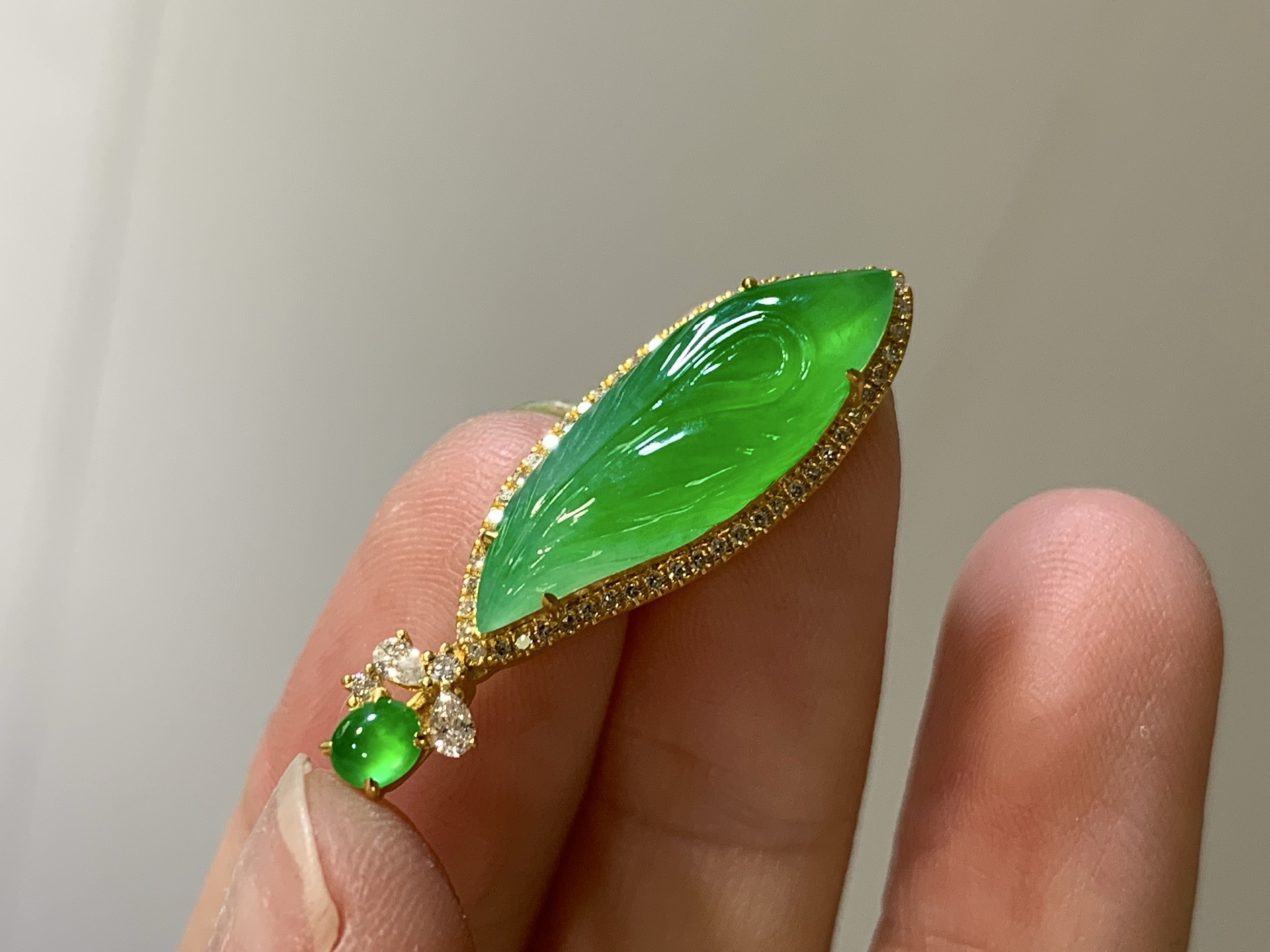 【18k金镶嵌羽毛吊坠】种老细腻，色阳浓郁起胶尺寸：成品：29*8.8*5.9，裸石：20.9*6.8*3.4,c8611