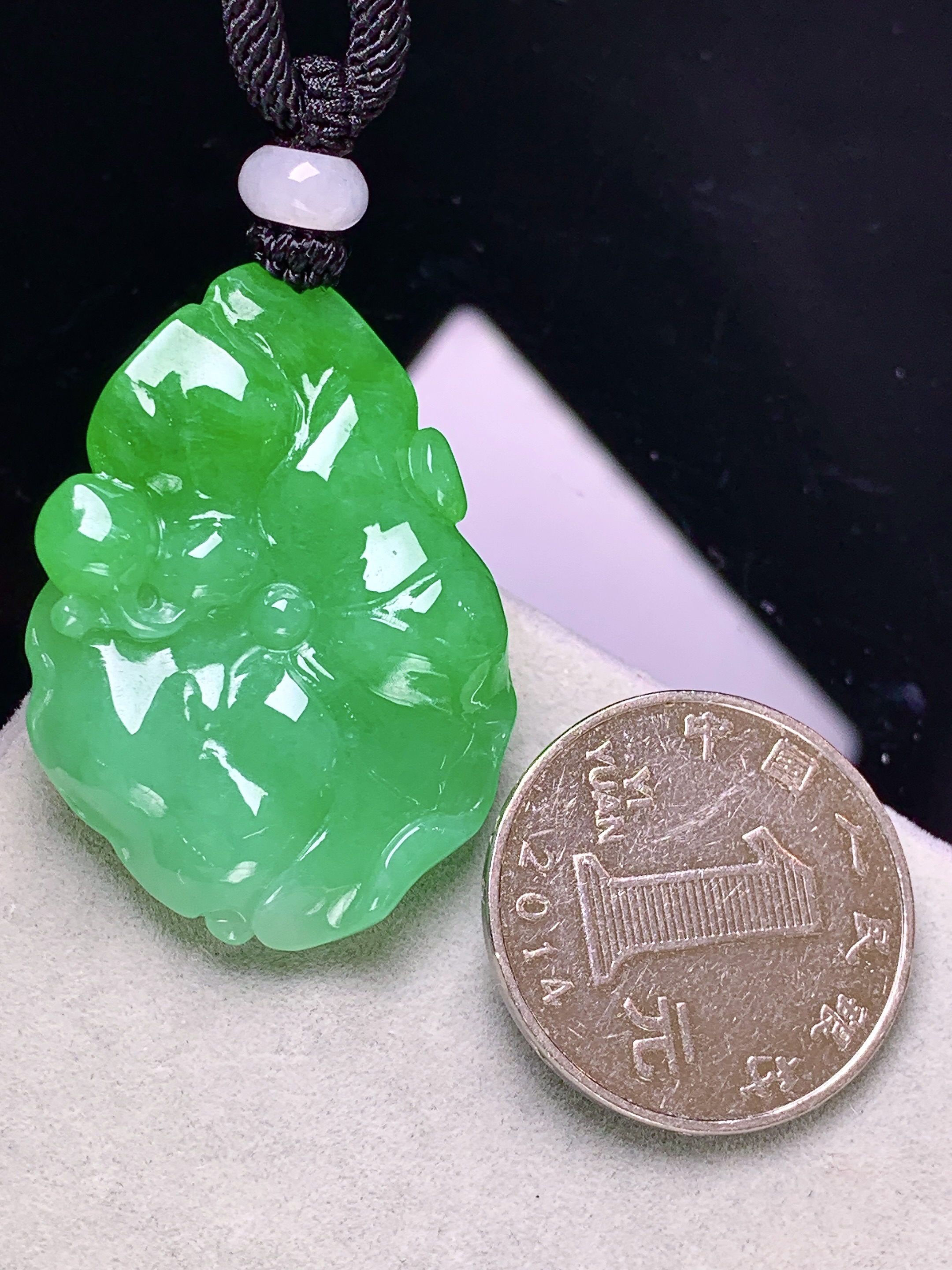 阳绿荷花吊坠 玉质细腻 色泽艳丽清新 整体尺寸38.5*27.5*11 a2
