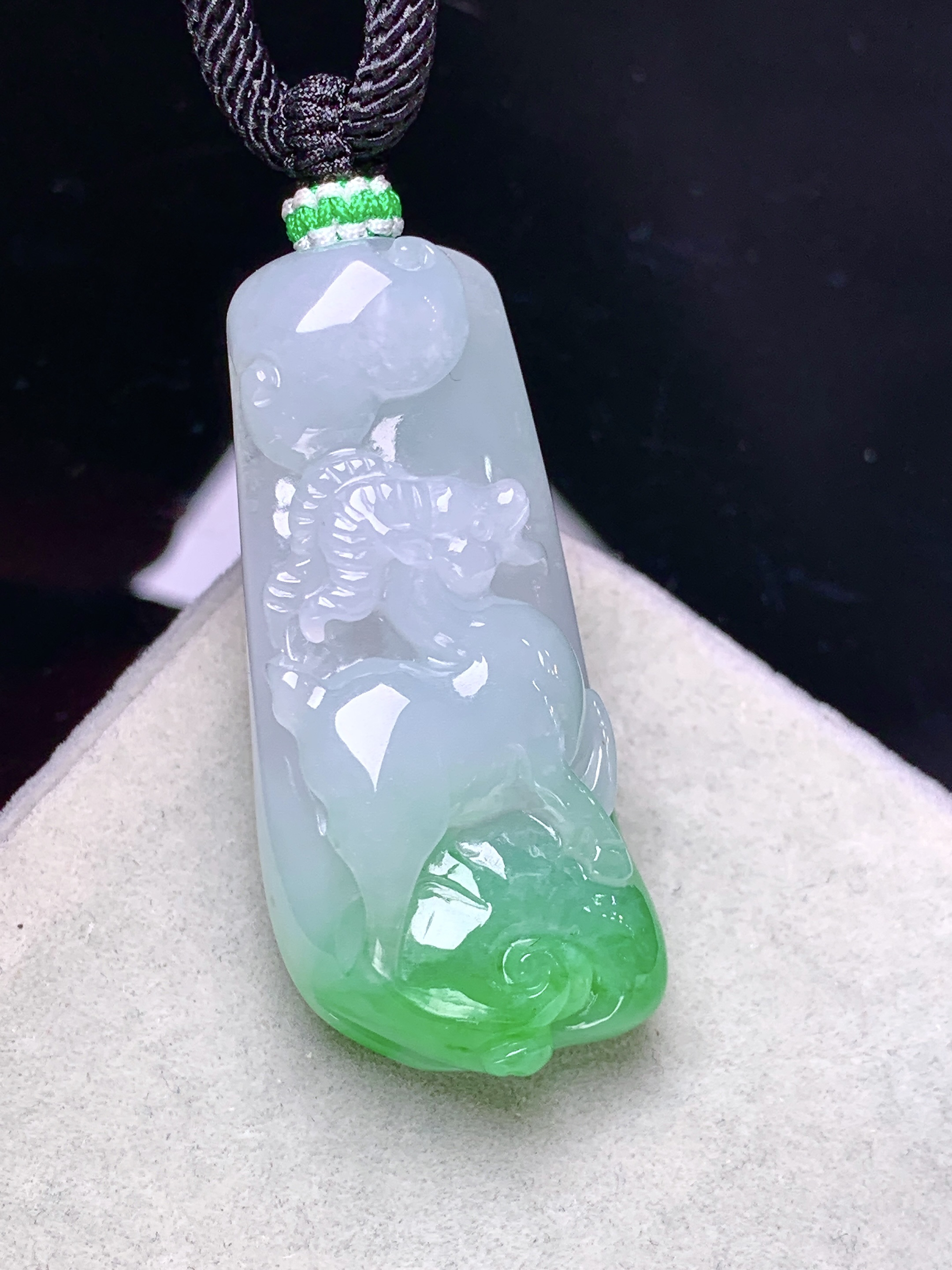 飘绿生肖羊吊坠 玉质细腻 色泽艳丽清新 整体尺寸40*18*9 a2