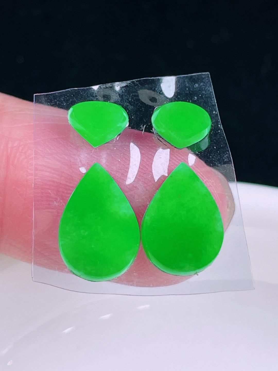 ️辣绿水滴，老种起光，细底通透，尺寸：裸石11.7/8.3/2.3mm0612