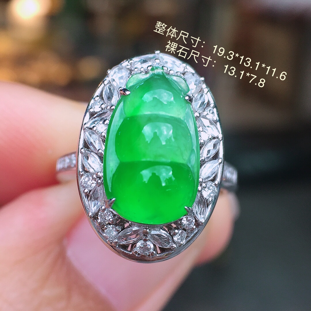 阳绿福豆戒指，色泽均匀艳丽，玉质细腻，荧光感超
强，饱满圆润，简单大方，尽显优雅气质，18k
金豪华镶嵌