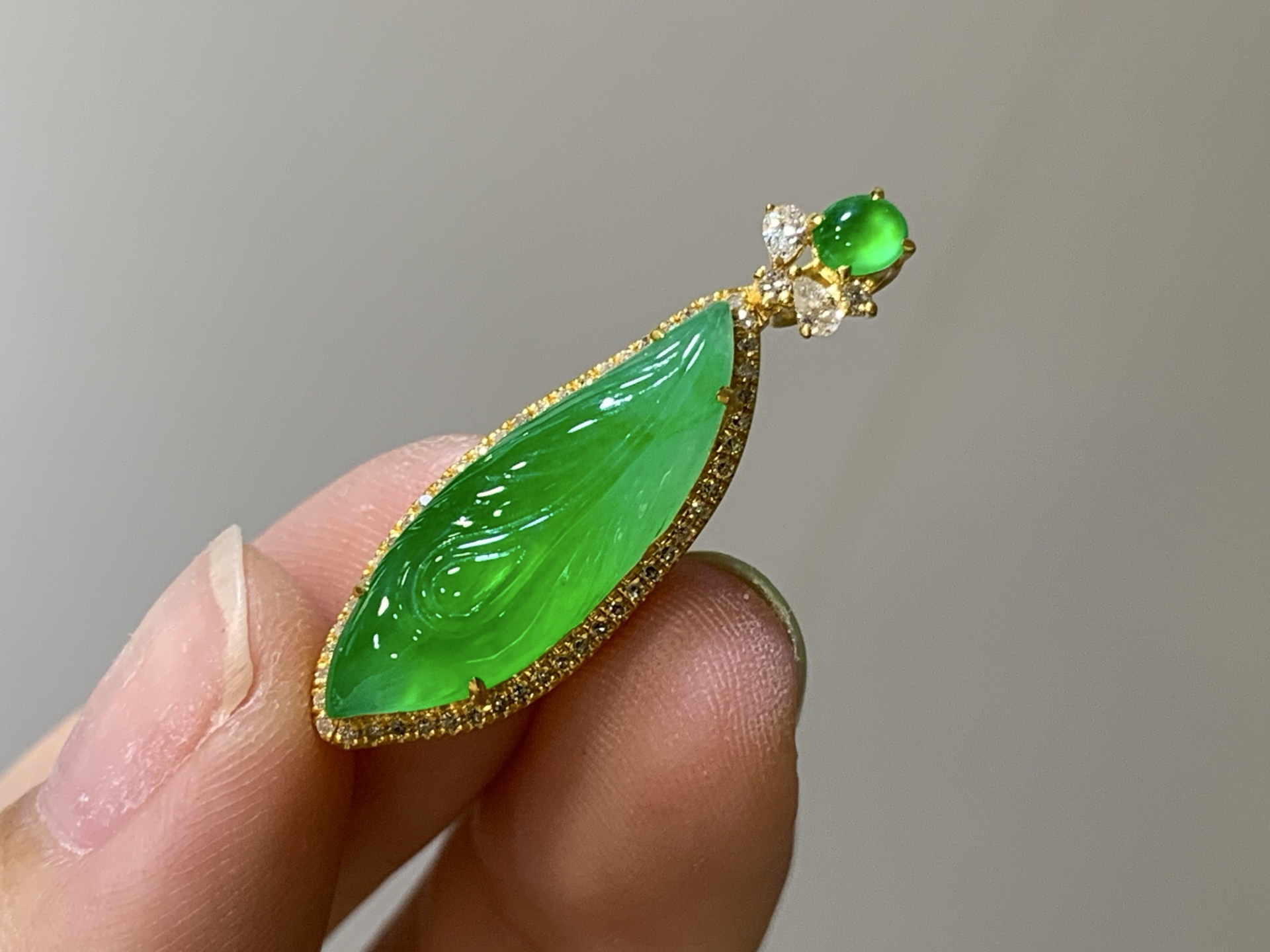 【18k金镶嵌羽毛吊坠】种老细腻，色阳浓郁起胶尺寸：成品：29*8.8*5.9，裸石：20.9*6.8*3.4,c8611