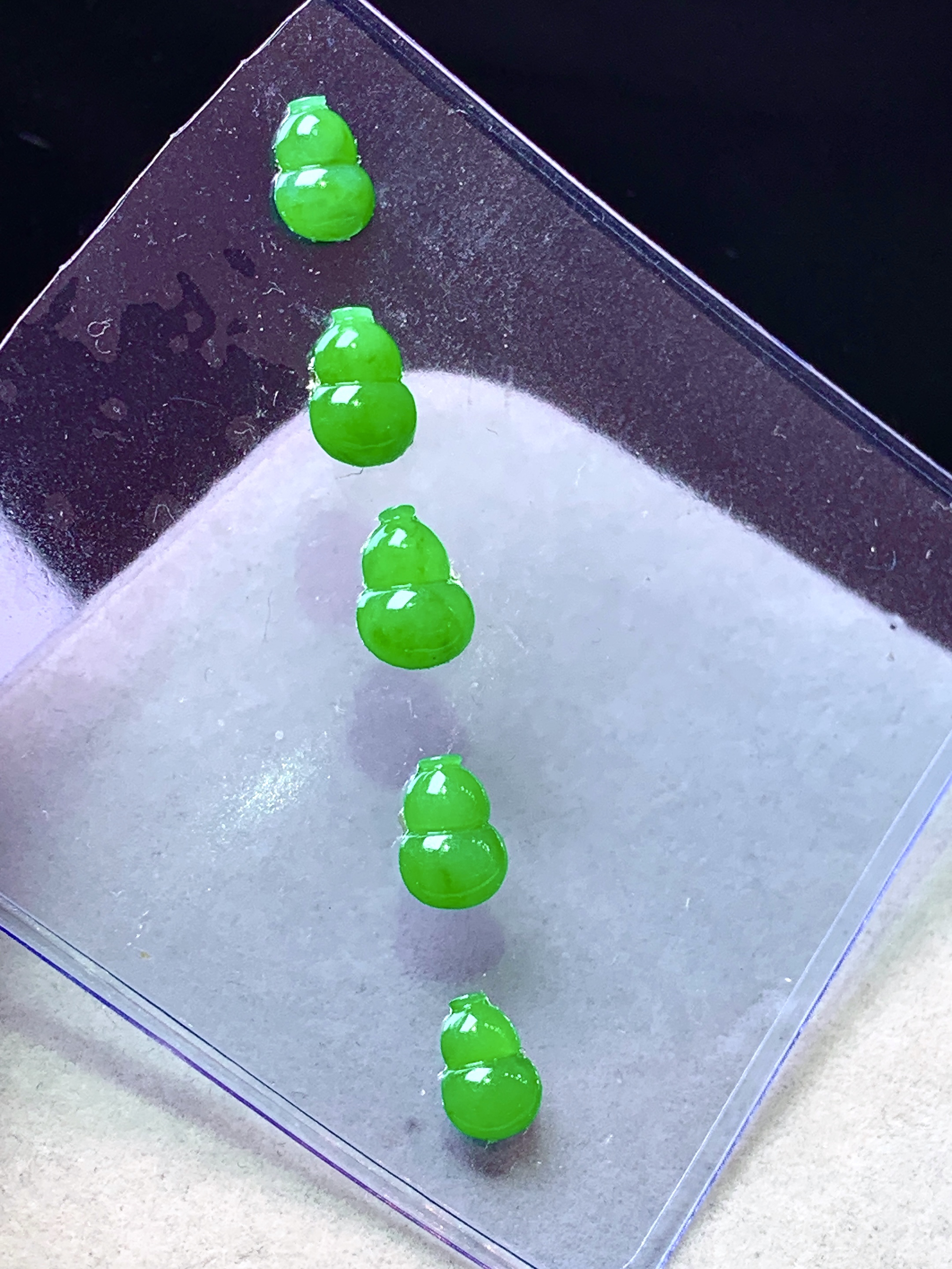 镶嵌款 满绿葫芦一手 吊坠 玉质细腻 色泽艳丽清新 整体尺寸9.8*7.2*3.5 a4