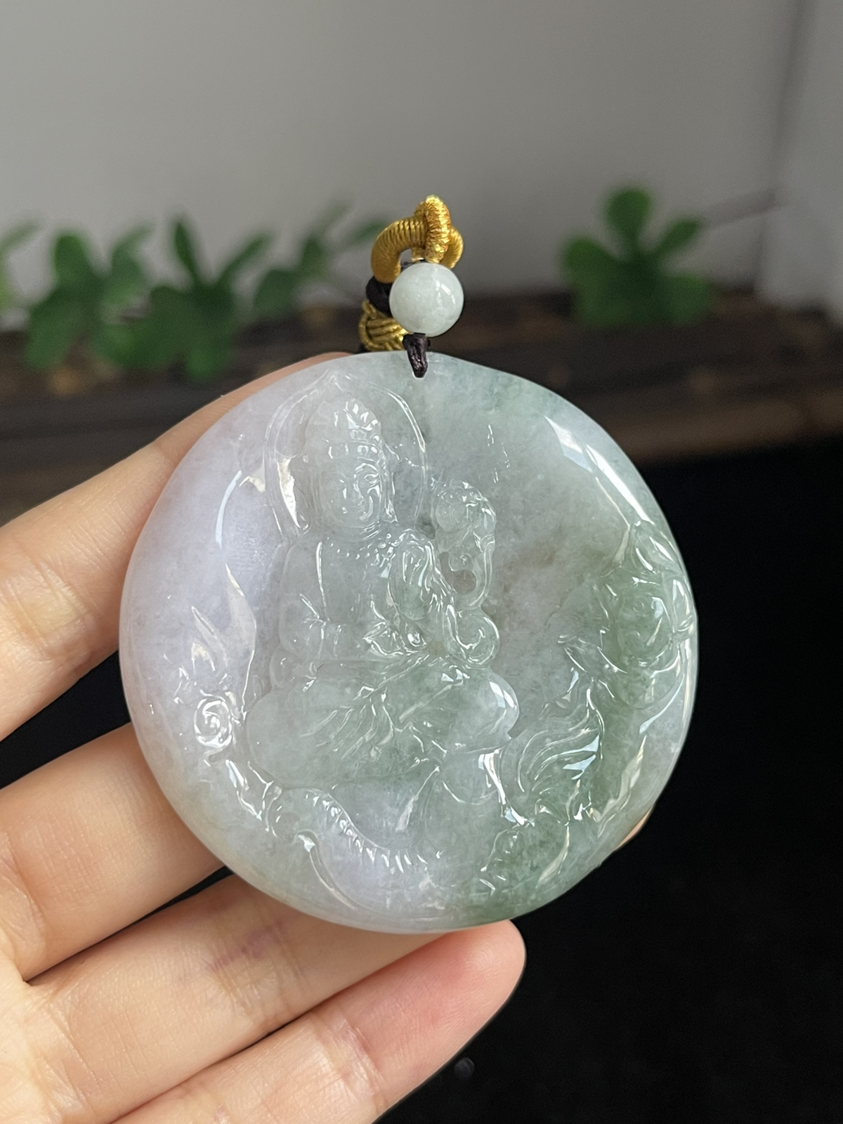 翡翠糯化种观音吊坠，配珠未测