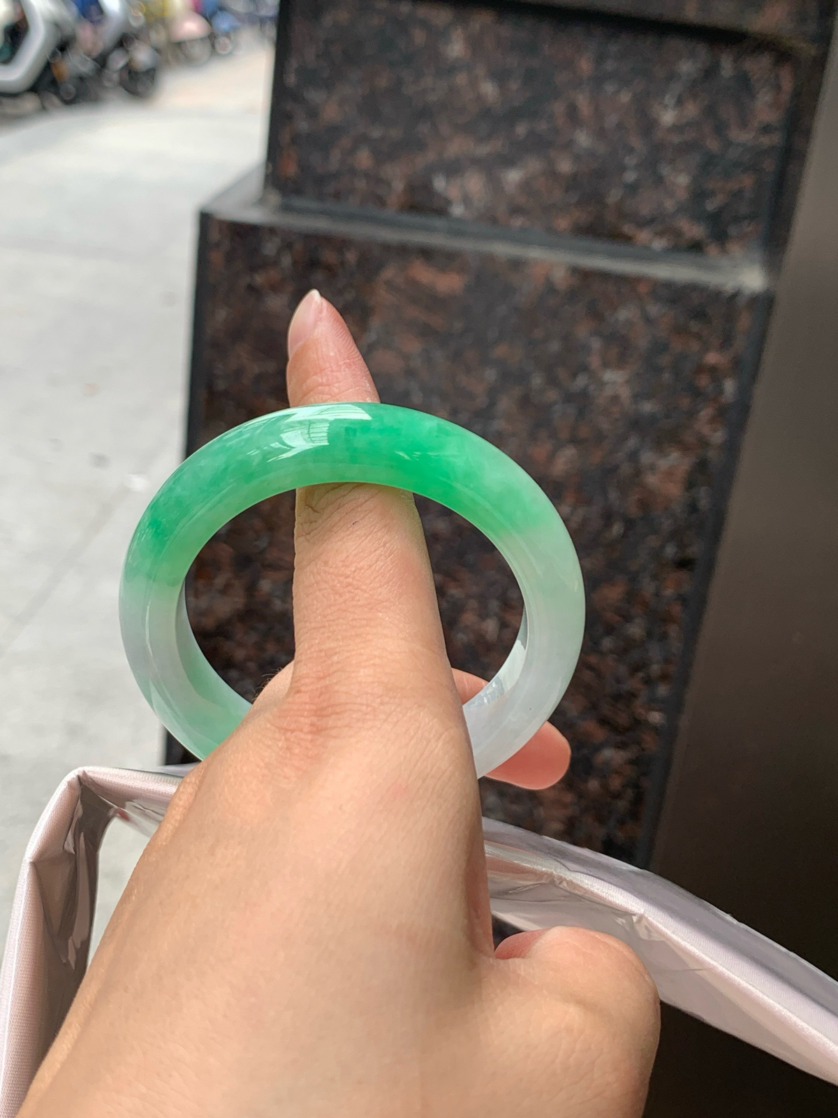 飘绿正圈
52.6-12.6-9
0611-28543
打灯细纹，晴水底色清透如月光，几抹甜绿飘色灵动飘逸，像春日林间的溪水，清润又治愈。
