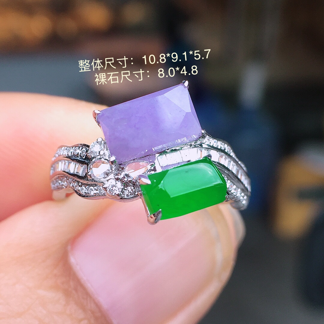 （紫+绿）二合一戒指，色泽均匀艳丽，玉质细腻，荧光感超
强，饱满圆润，简单大方，尽显优雅气质，18k
金豪华镶嵌