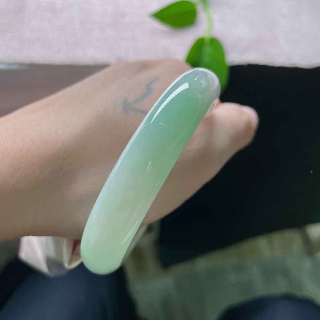 57.8/12.2/7.4绿底正圈，水润细腻，优雅大方，渐变之色，贵气，有纹，ss52235a
